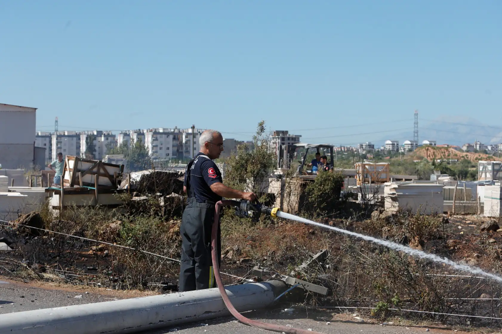 Köpeğe çarpmamak için elektrik direğine vurdu, kopan teller yangın çıkardı