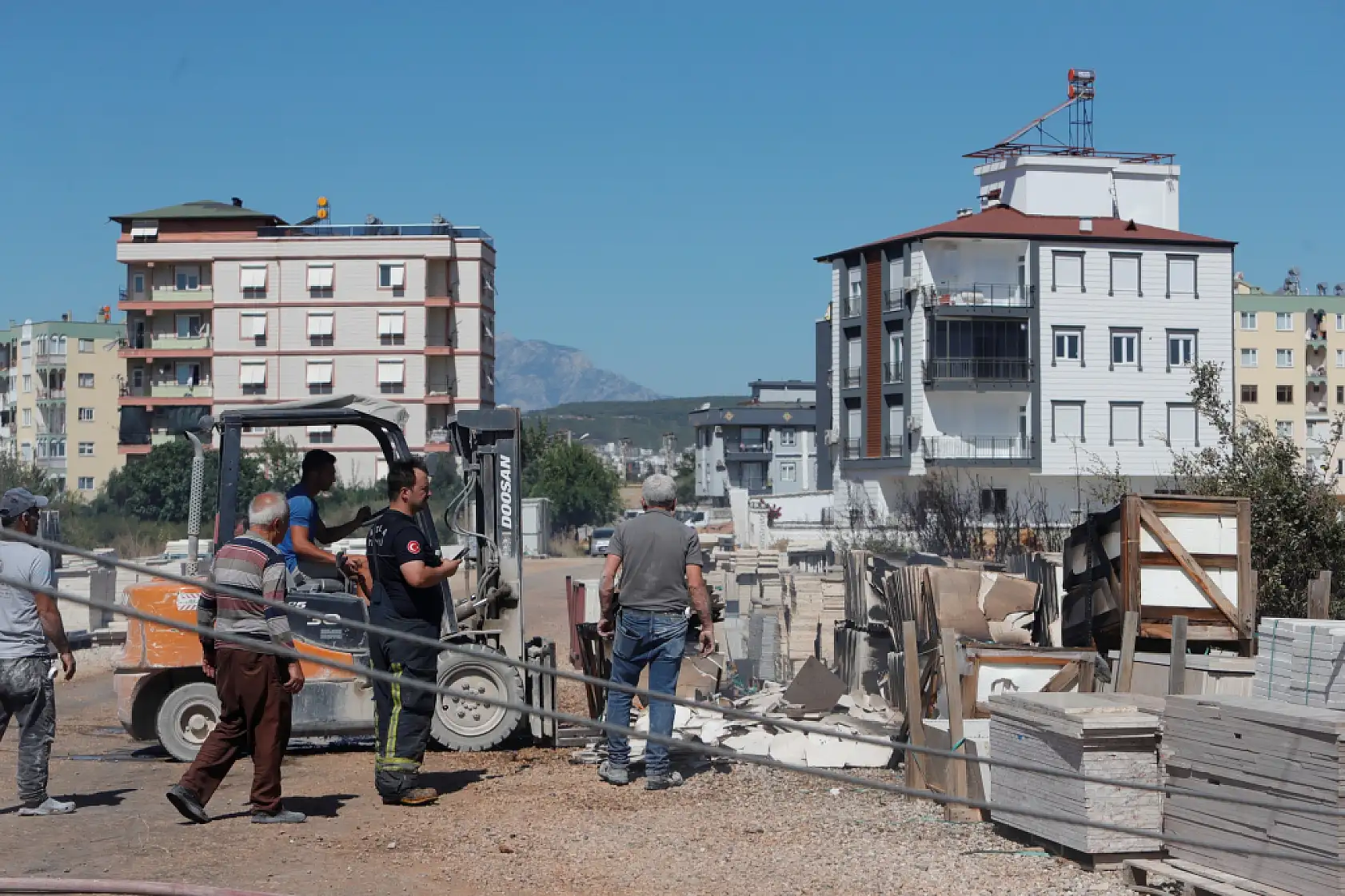 Köpeğe çarpmamak için elektrik direğine vurdu, kopan teller yangın çıkardı