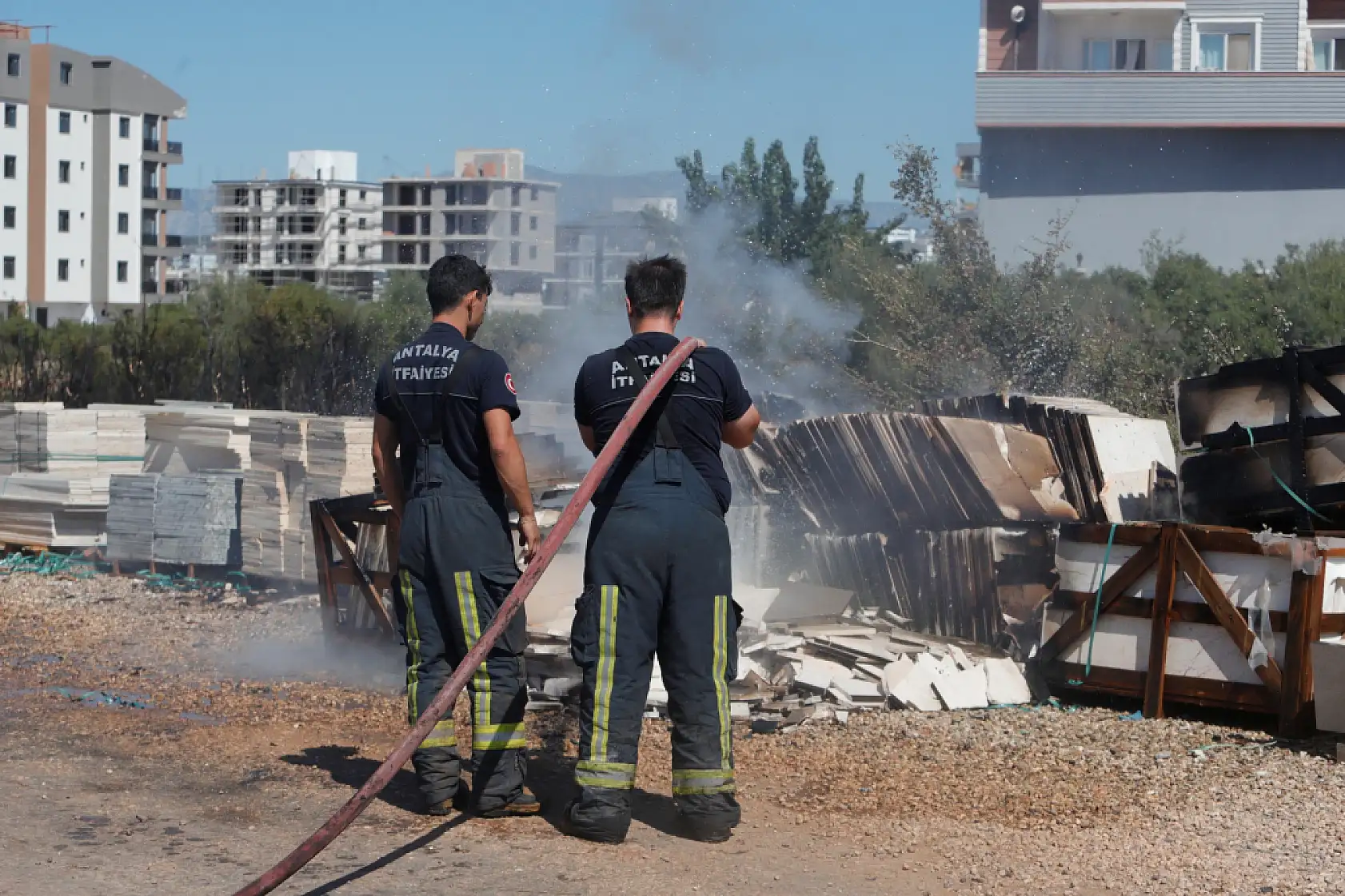 Köpeğe çarpmamak için elektrik direğine vurdu, kopan teller yangın çıkardı