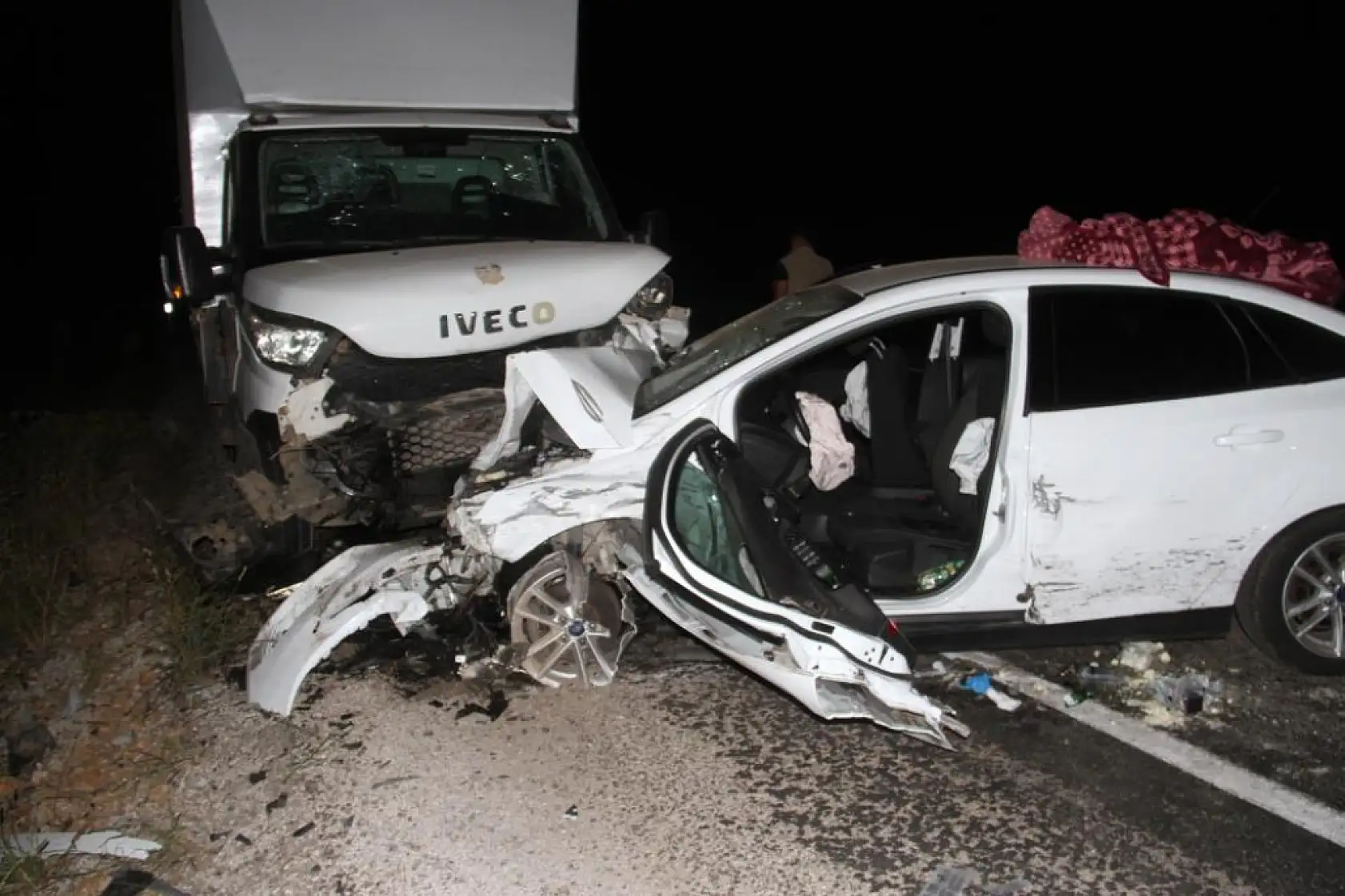 Feci zincirleme kaza: 3 araç birbirine girdi, 7 kişi yaralandı