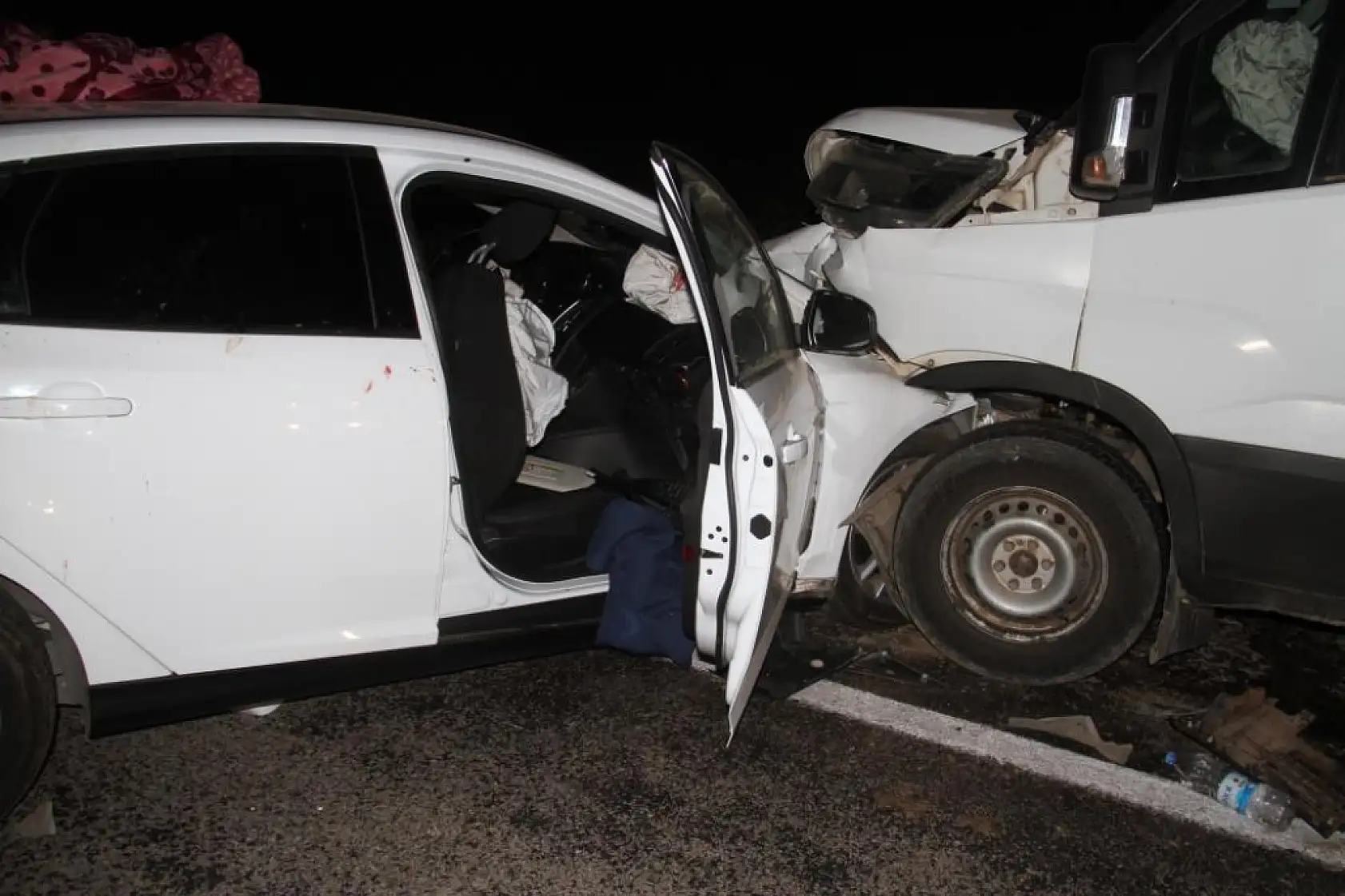 Feci zincirleme kaza: 3 araç birbirine girdi, 7 kişi yaralandı