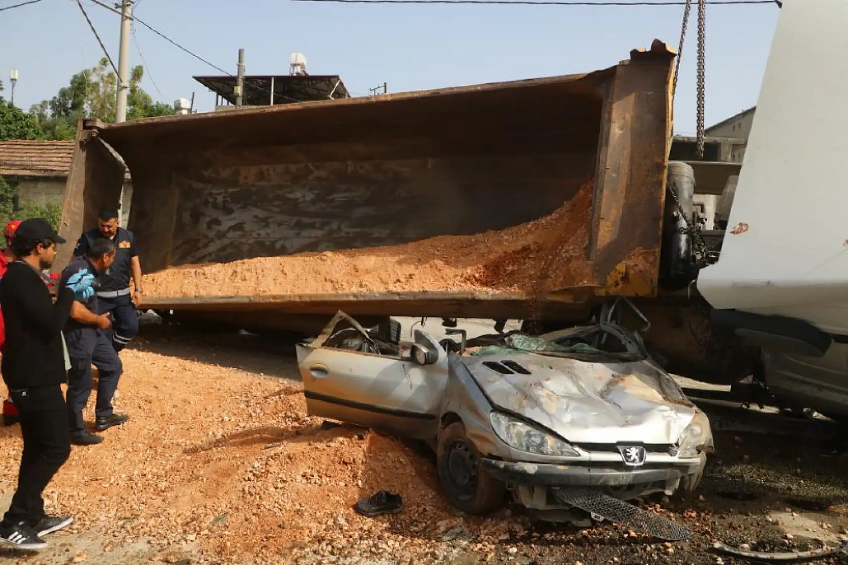 Hafriyat kamyonunun ezdiği otomobilden yaralı kurtulan sürücü, 'Fotoğraflara bakınca ben buradan nasıl çıktım diye kendime soruyorum'