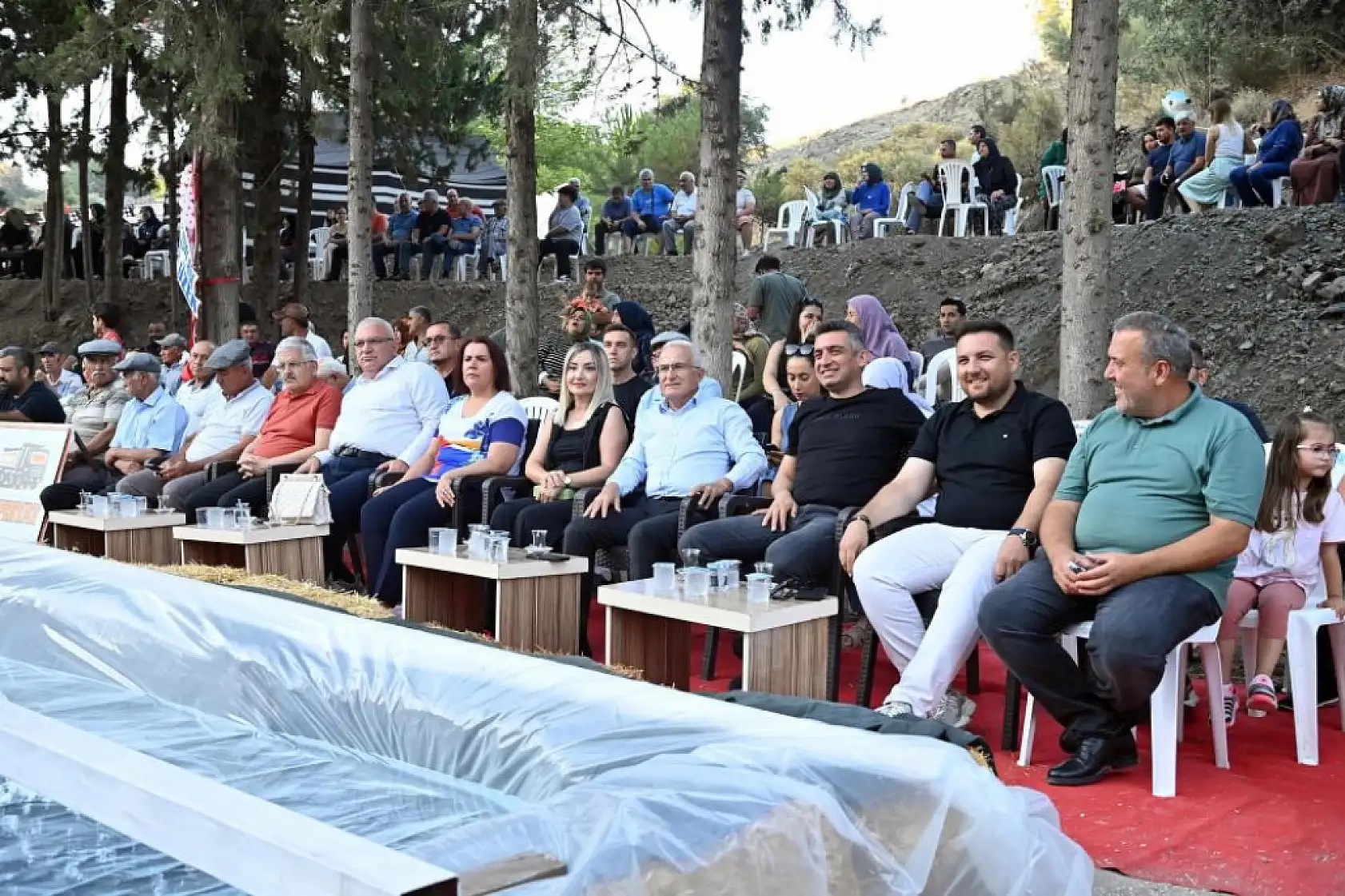 Bu da köy Survivor'u: 5 yıldızlı tatili duyan köylüler kıyasıya yarıştı