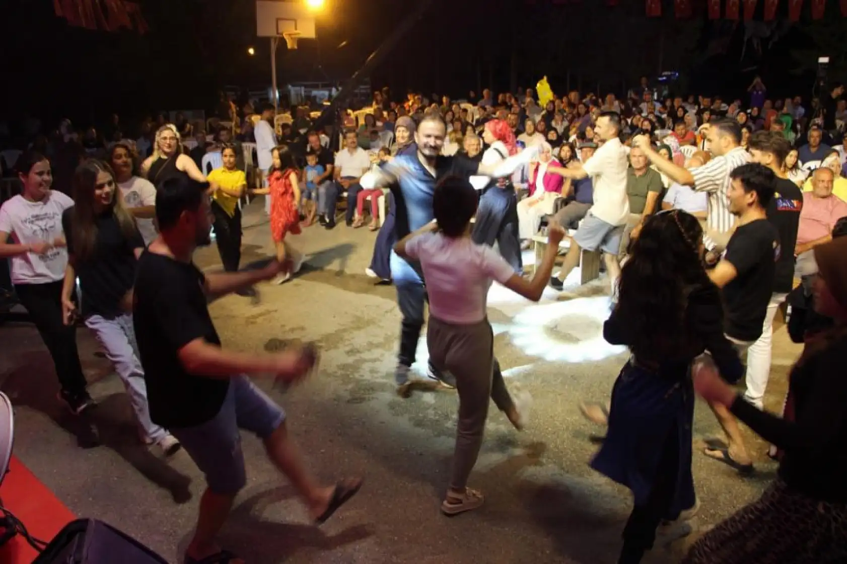 Antalya'daki festivalde sahnede ilginç an: Dron sanatçının kafasına çarptı