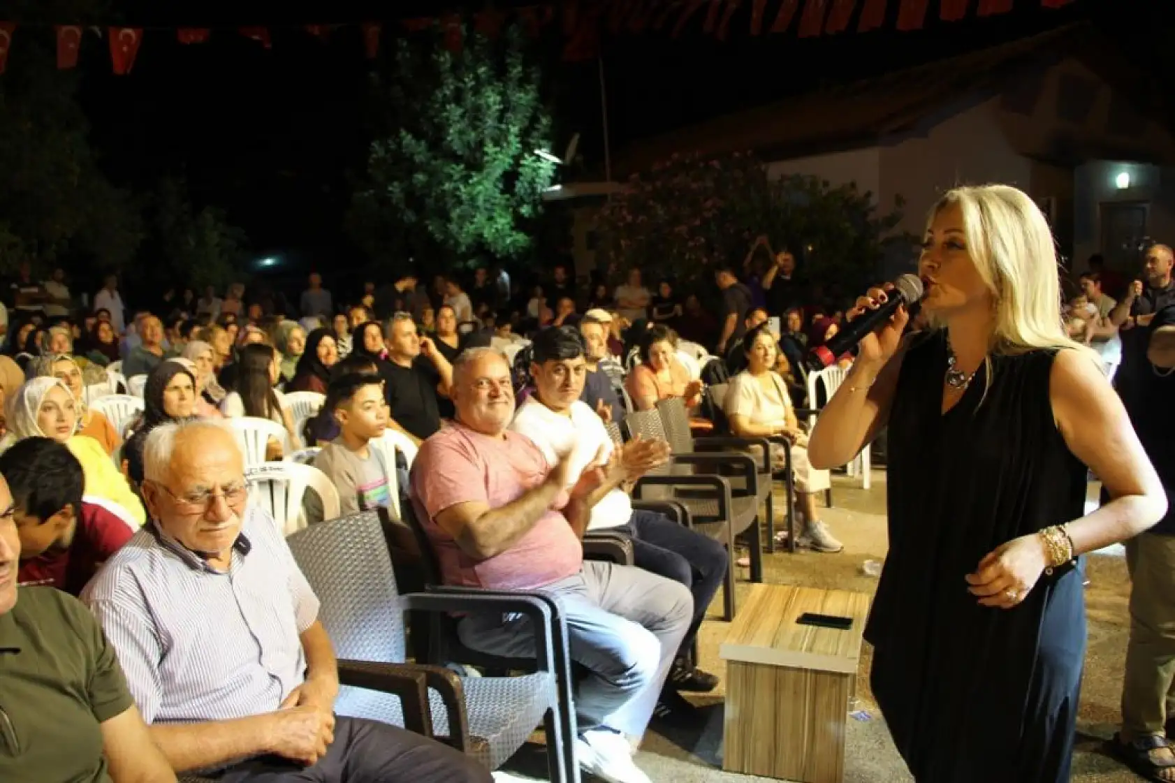 Antalya'daki festivalde sahnede ilginç an: Dron sanatçının kafasına çarptı