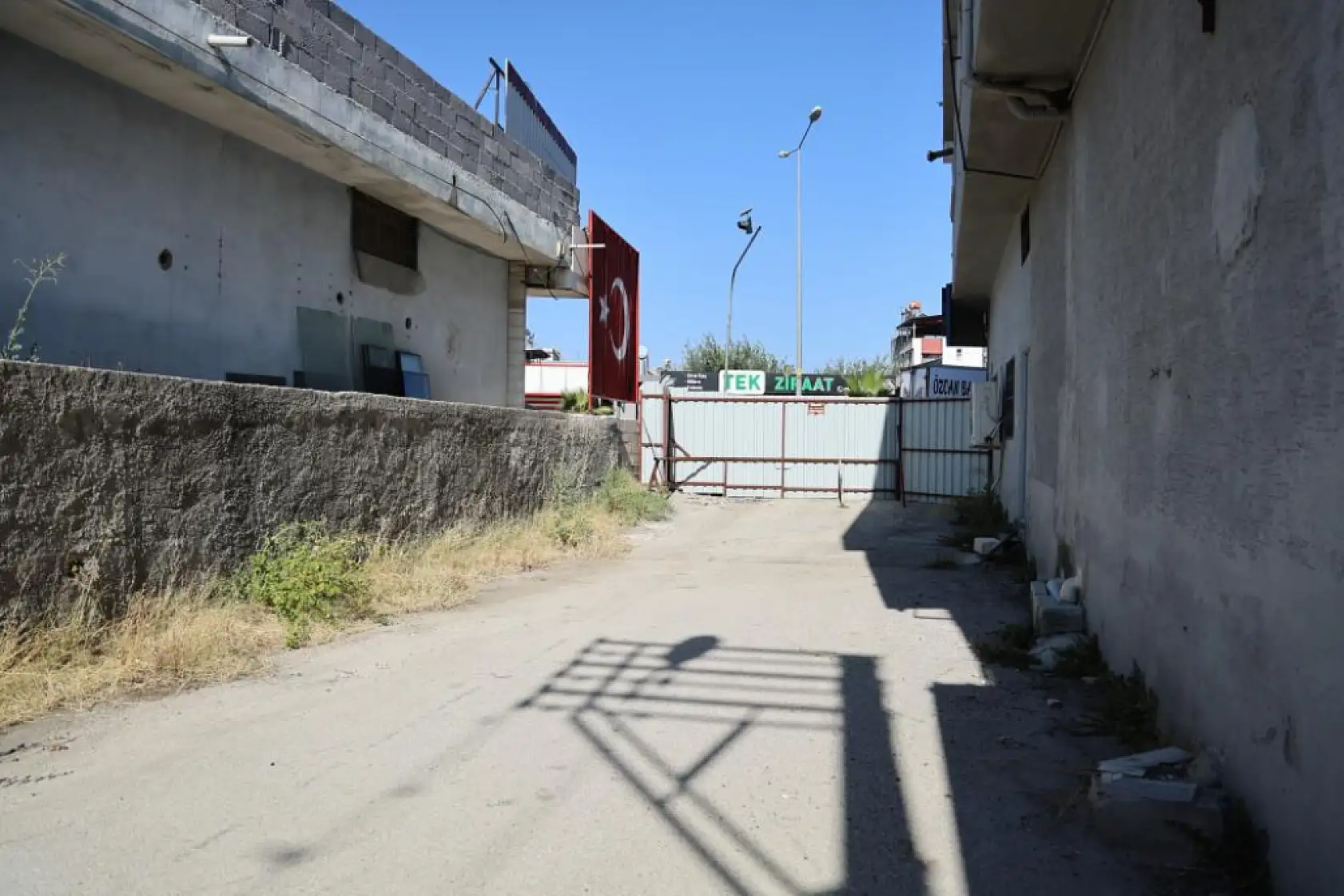 'Tapulu arazim' dedi, sokağın girişini kapattı