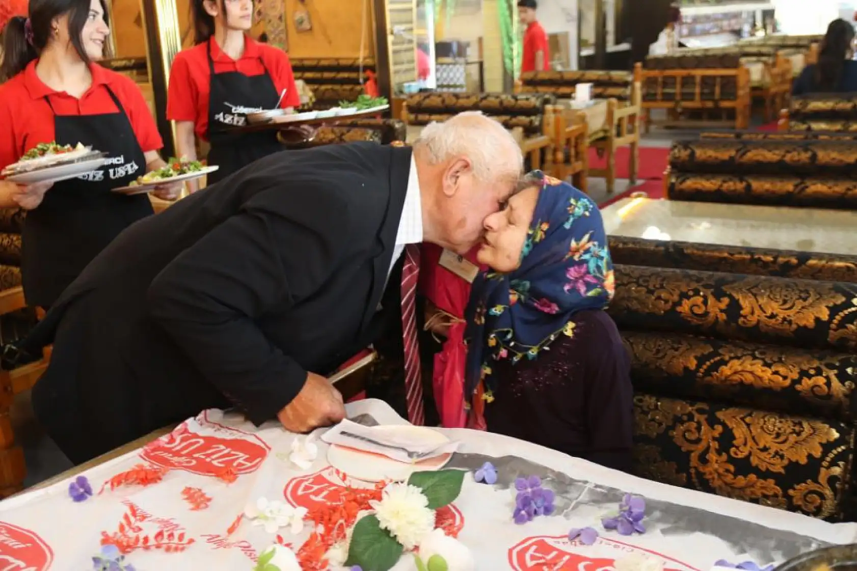 54 yıldır bütün zorlukları el ele atlatıp aşklarını ilk günkü gibi yaşıyor