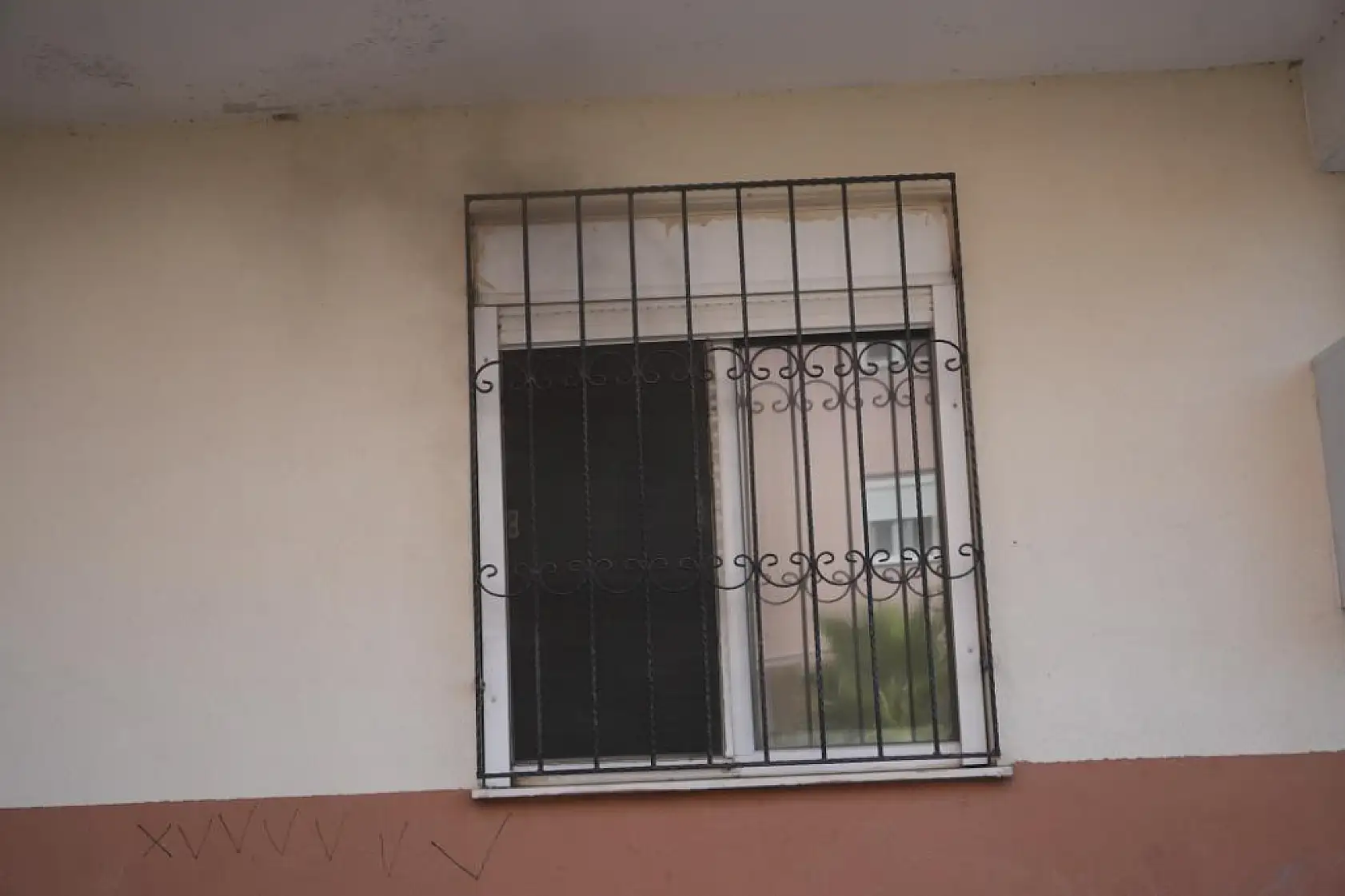 Madde bağımlısı genç annesinin evini ateşe verdi