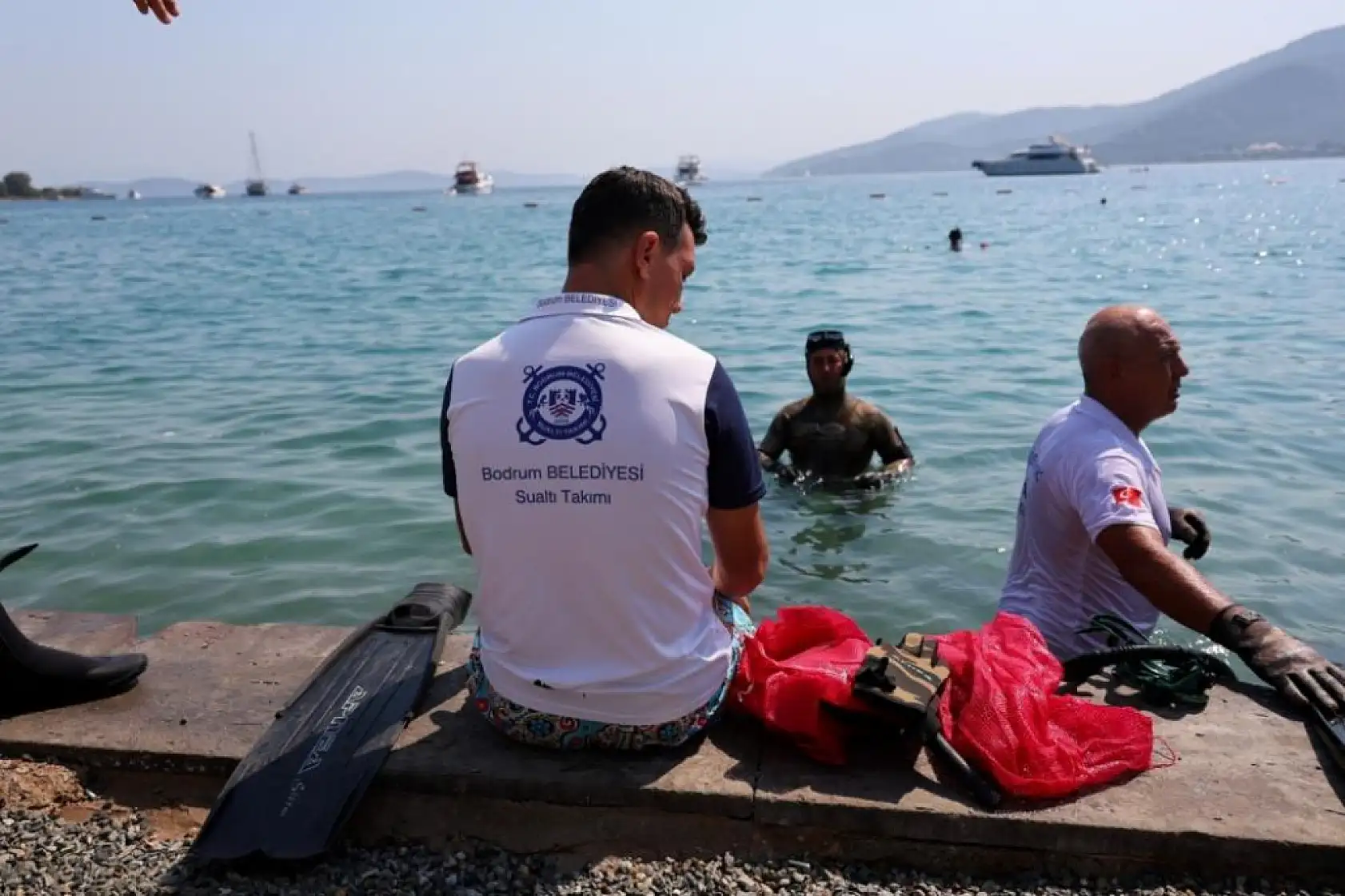 Bodrum'un engin maviliğinde temizlik devam ediyor