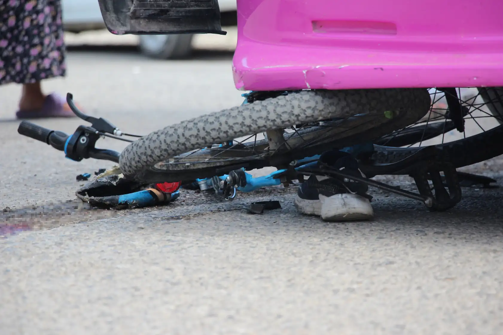 Bisikletiyle sokağa fırlayan çocuk otobüsün altında kaldı