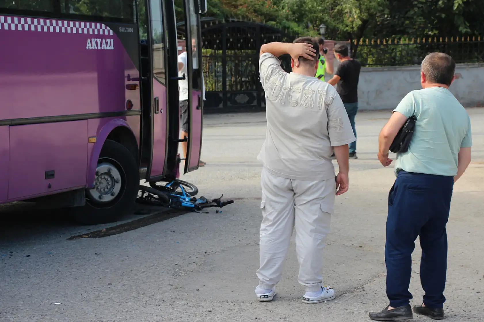 Bisikletiyle sokağa fırlayan çocuk otobüsün altında kaldı