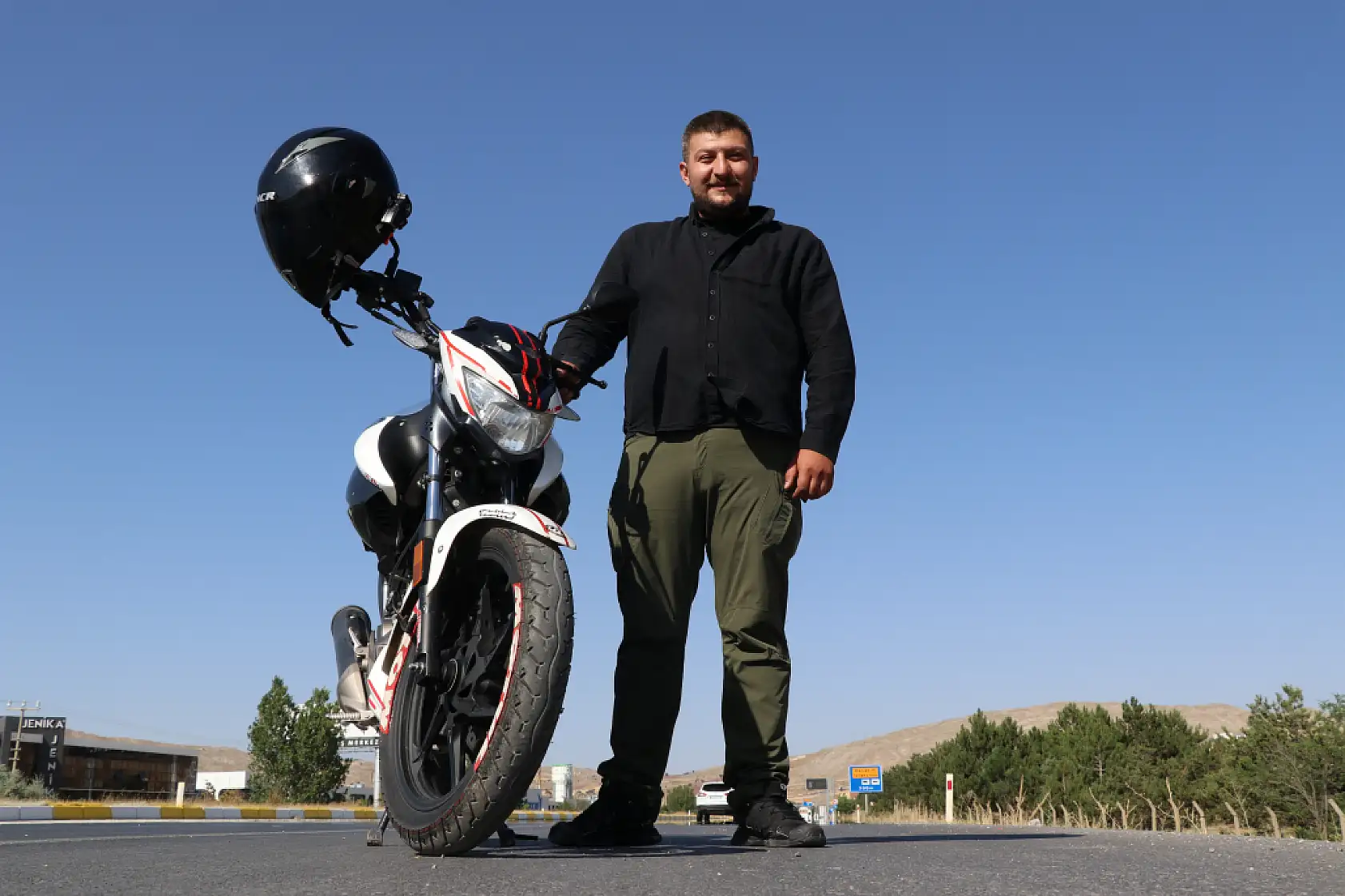 Otobüs fiyatları fazla geldi, motoruyla günlük 270 kilometre yol yapıyor