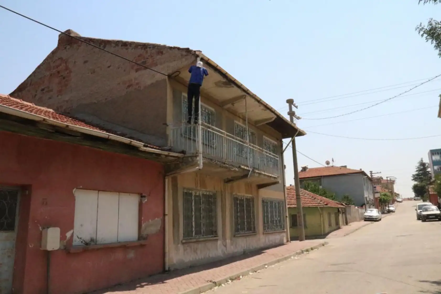 Balkondaki manken ceset sanıldı, mahallede panik yaşandı