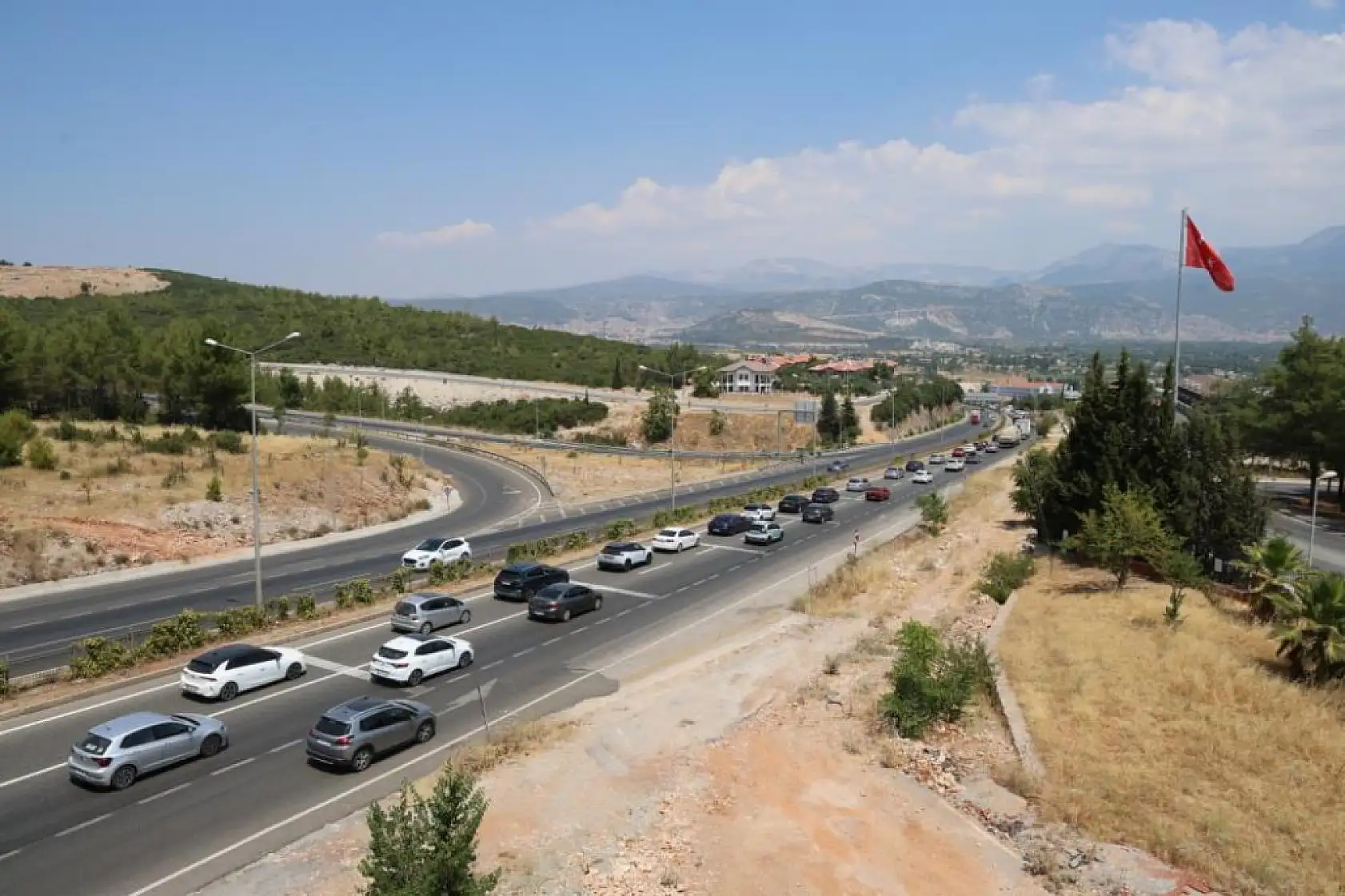 Marmaris, Datça ve Fethiye'den Dönenler Trafiği Kilitledi