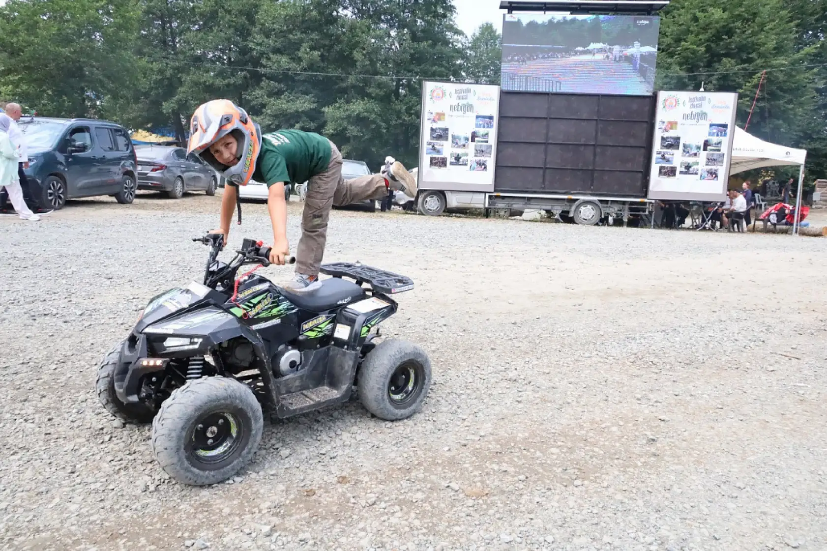 6 yaşındaki Ömer, ATV motoruyla festivalde dikkat çekti