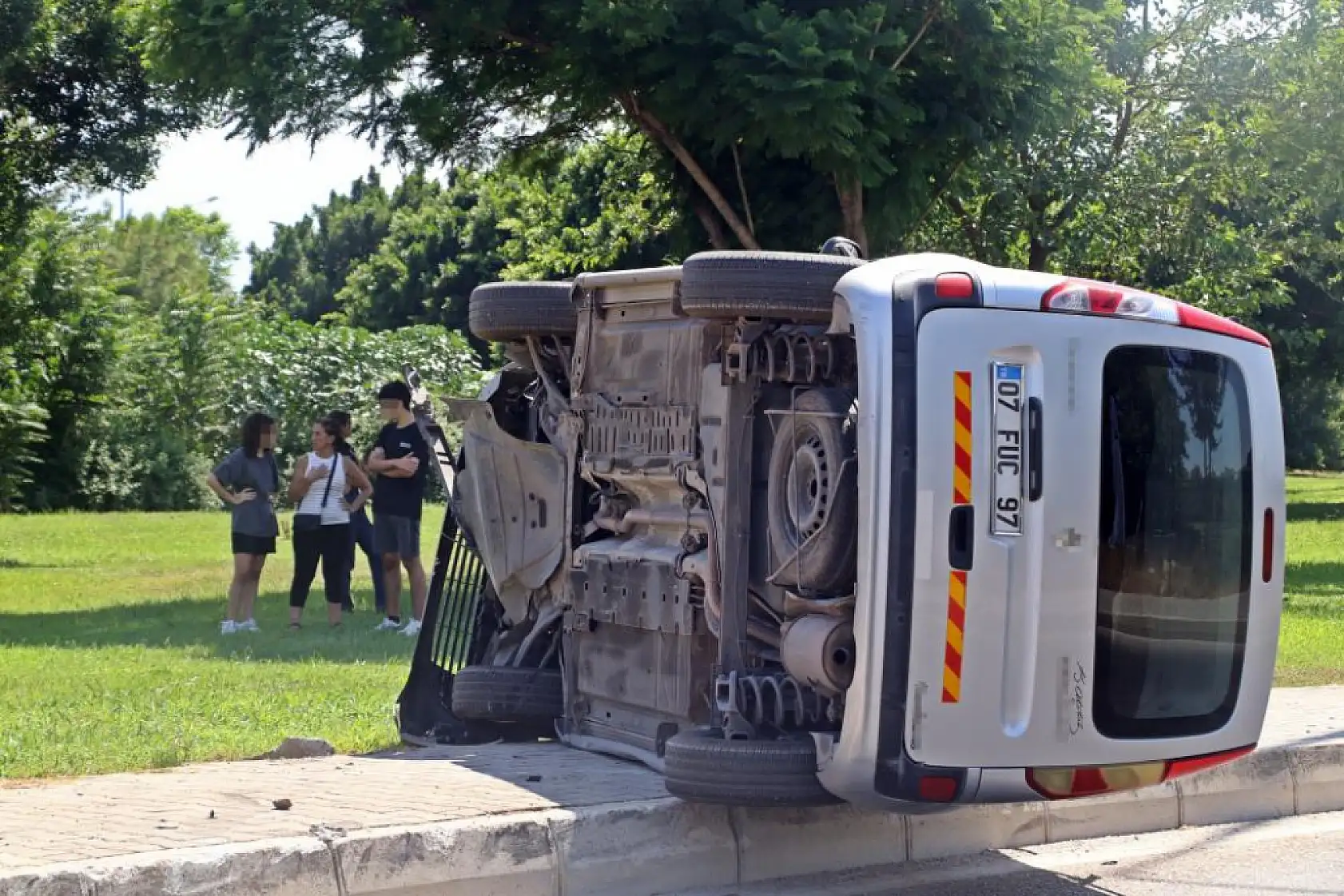 Yan yatan aracı gören 112'yi aradı, ekipler anne ve kızının sıyrık dahi almadığını görünce şaşkınlık yaşadı
