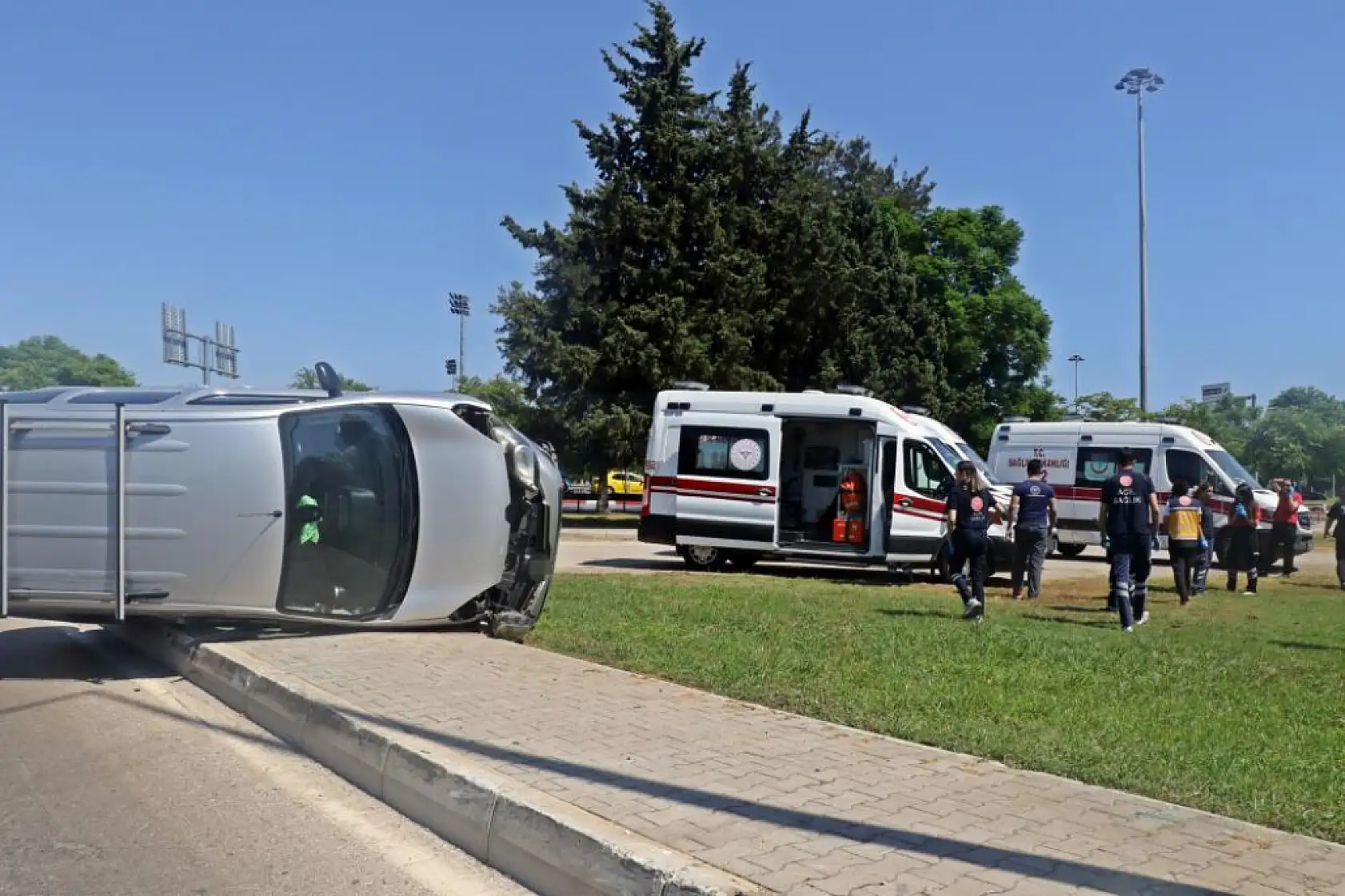 Yan yatan aracı gören 112'yi aradı, ekipler anne ve kızının sıyrık dahi almadığını görünce şaşkınlık yaşadı