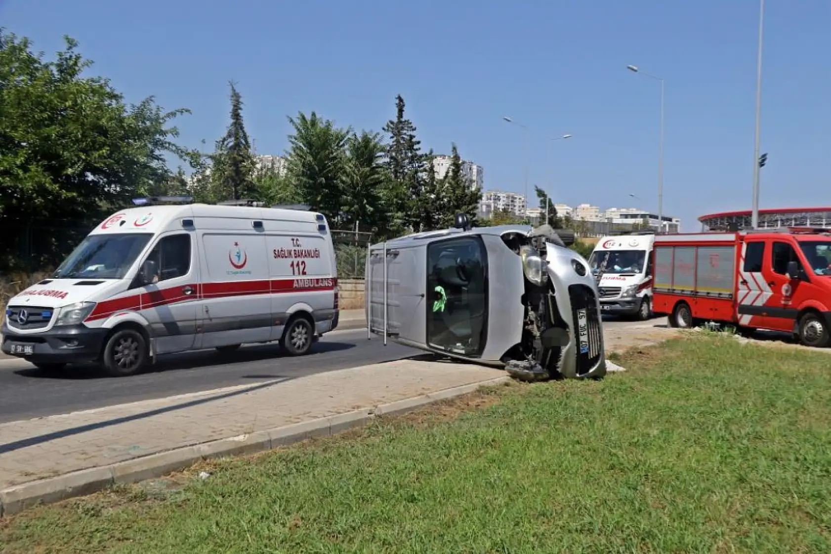 Yan yatan aracı gören 112'yi aradı, ekipler anne ve kızının sıyrık dahi almadığını görünce şaşkınlık yaşadı