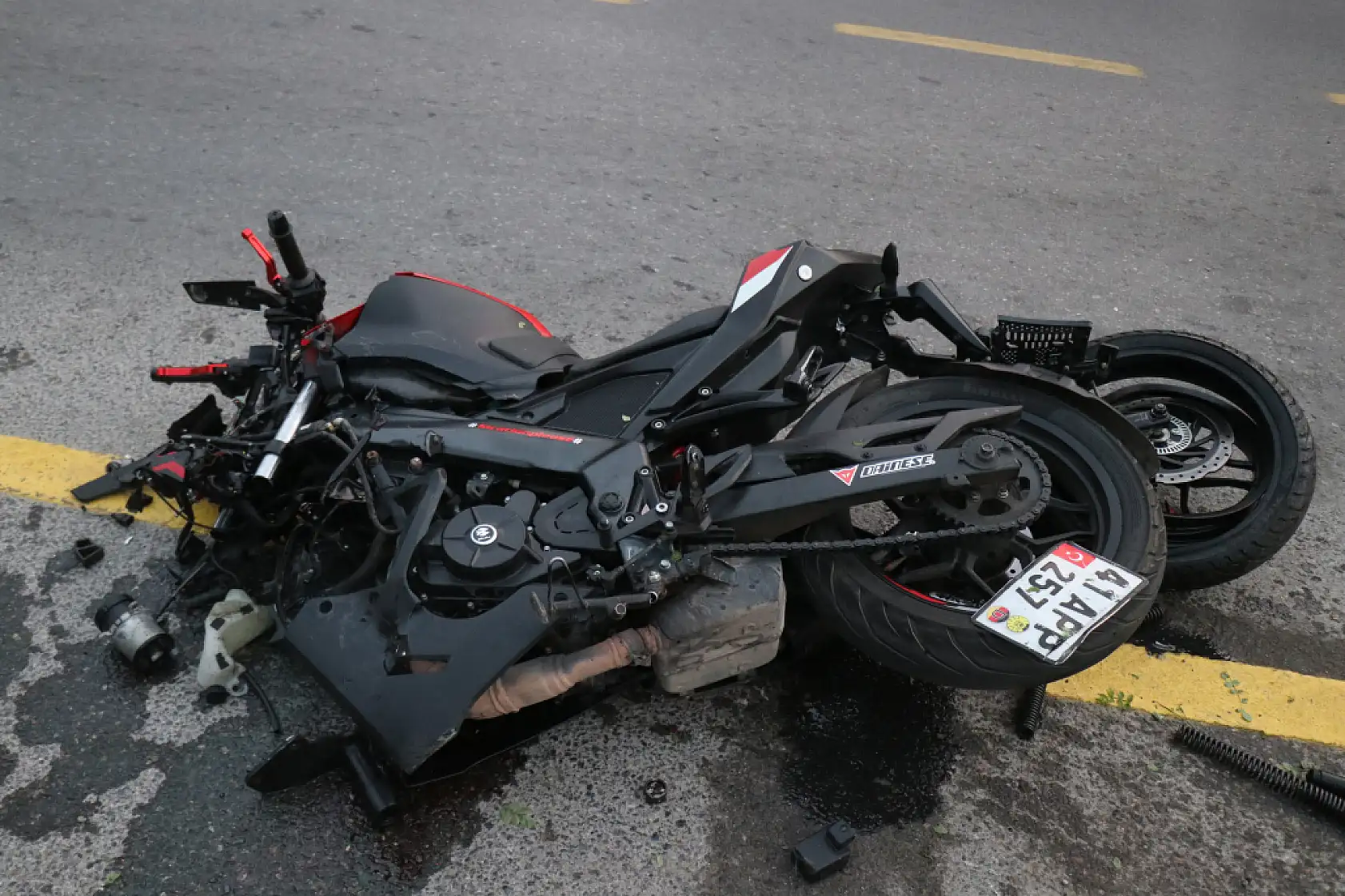 Motosikletle kafa kafaya çarpıştı ardından cipe çarptı: 1 ölü