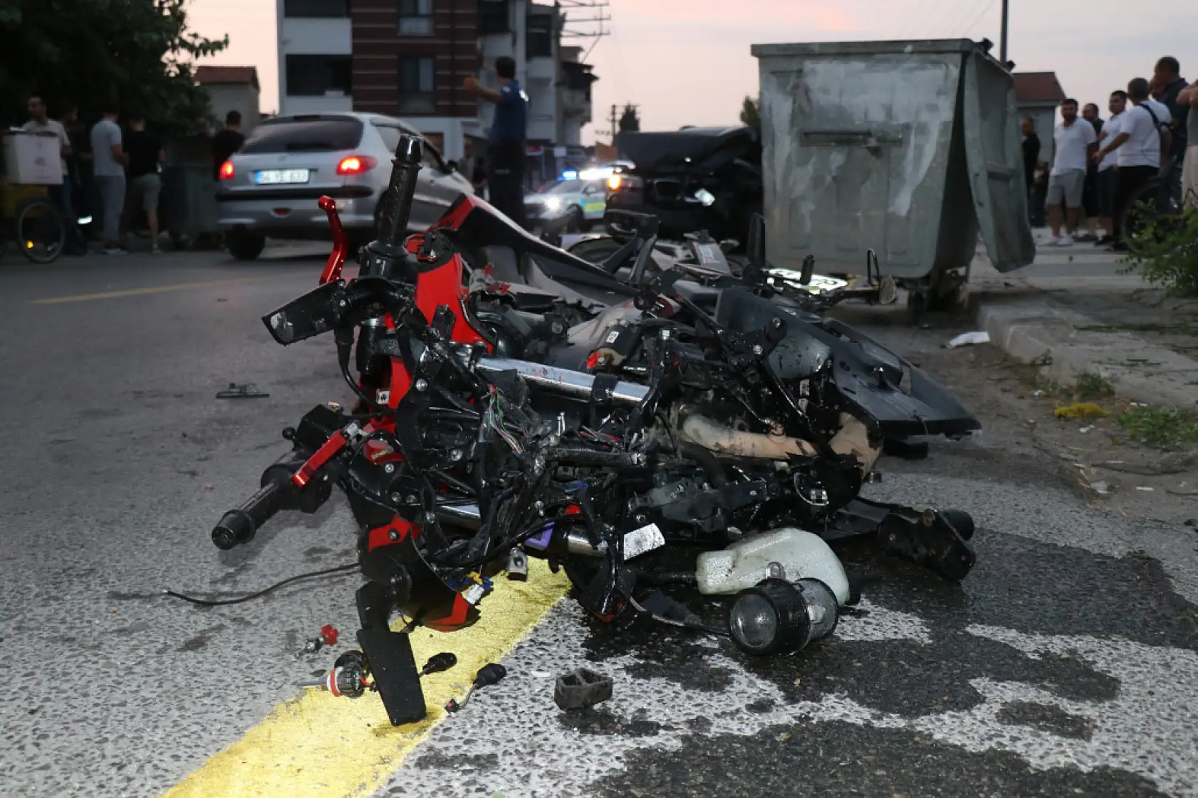 Motosikletle kafa kafaya çarpıştı ardından cipe çarptı: 1 ölü