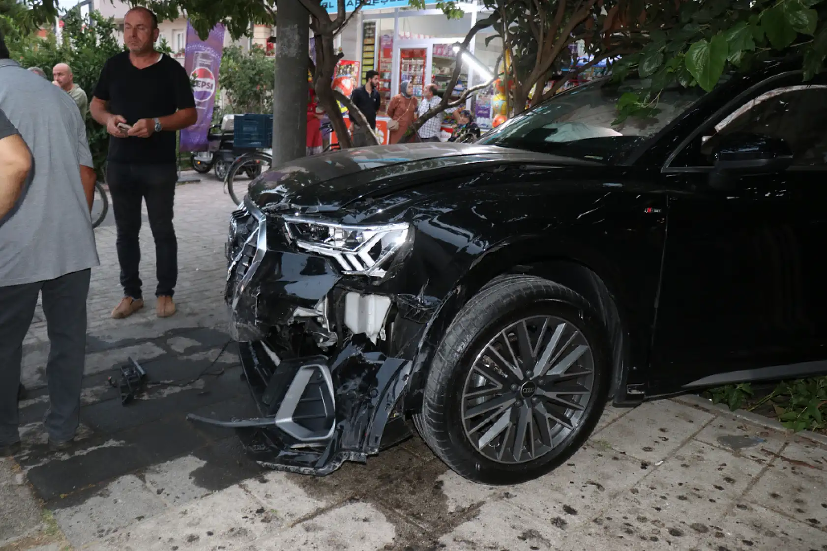 Motosikletle kafa kafaya çarpıştı ardından cipe çarptı: 1 ölü