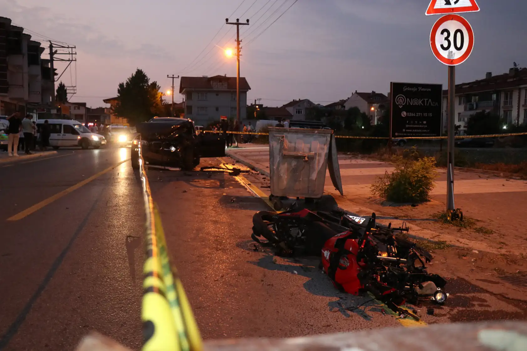 Motosikletle kafa kafaya çarpıştı ardından cipe çarptı: 1 ölü