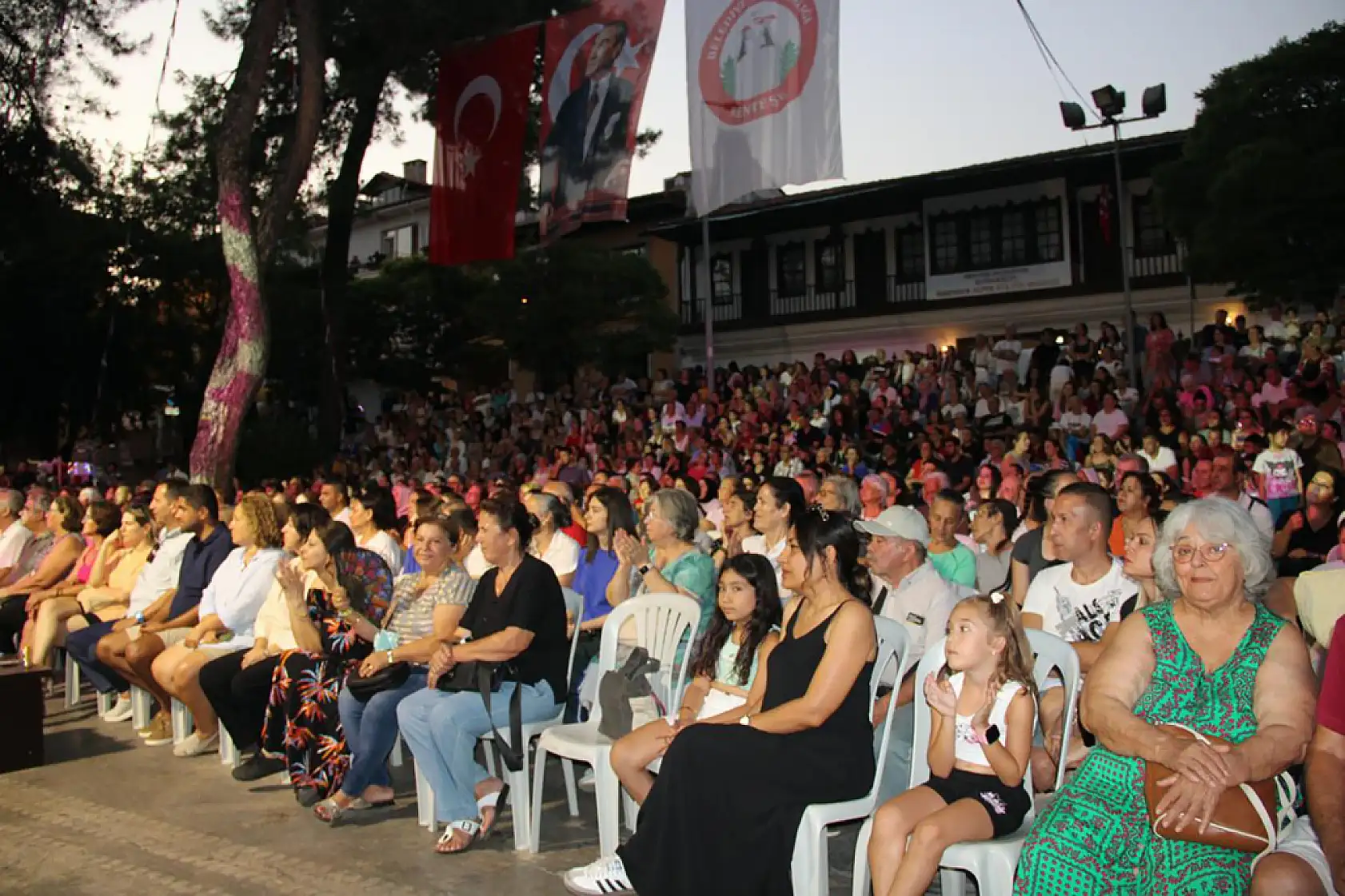 Menteşe 1. Uluslararası Halk Dansları Şenliği başladı
