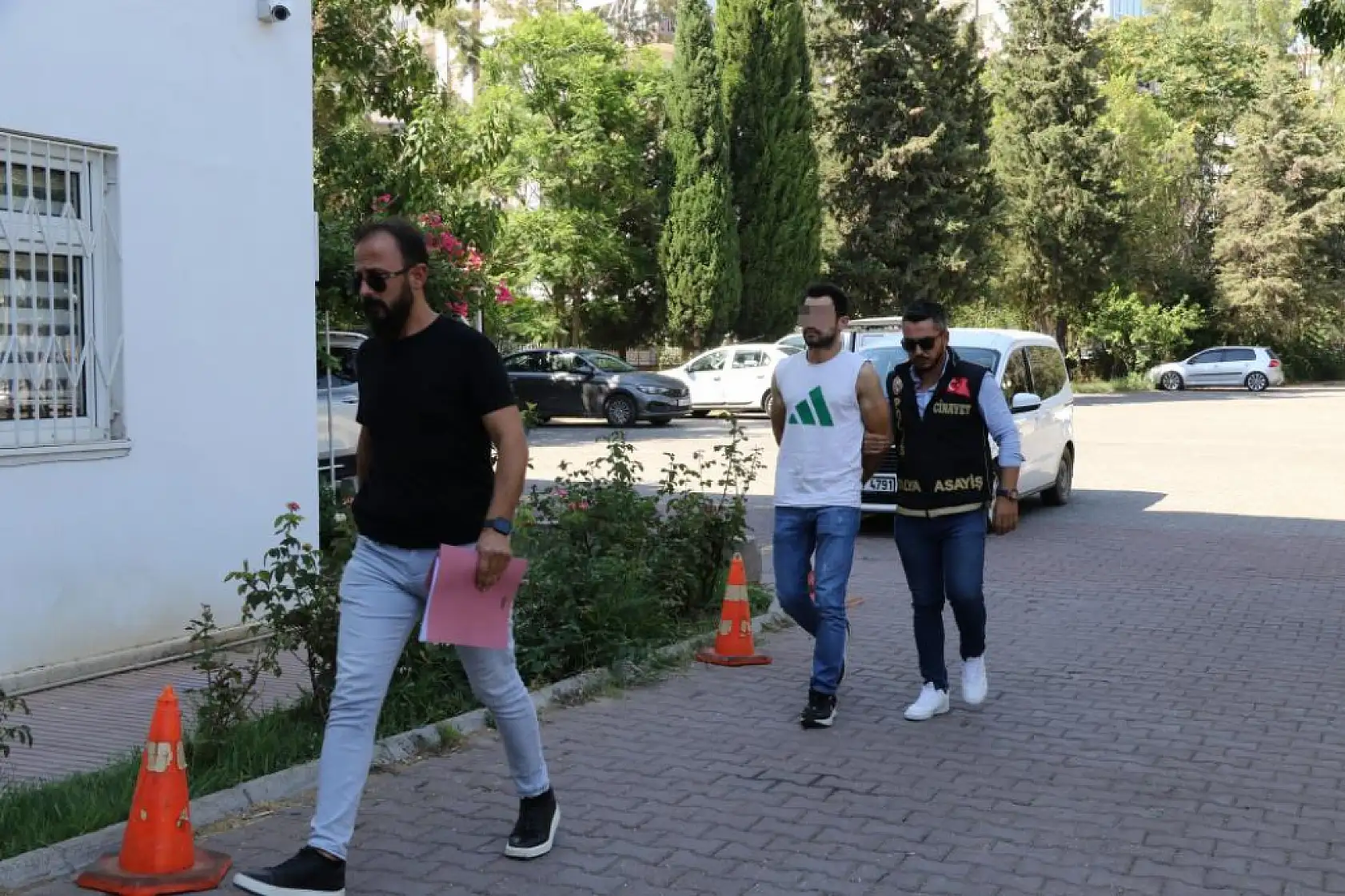 Telefonda başlayan tartışma cinayetle bitmişti: Şüpheli Seydikemer'de yakalanıp, adliyeye sevk edildi