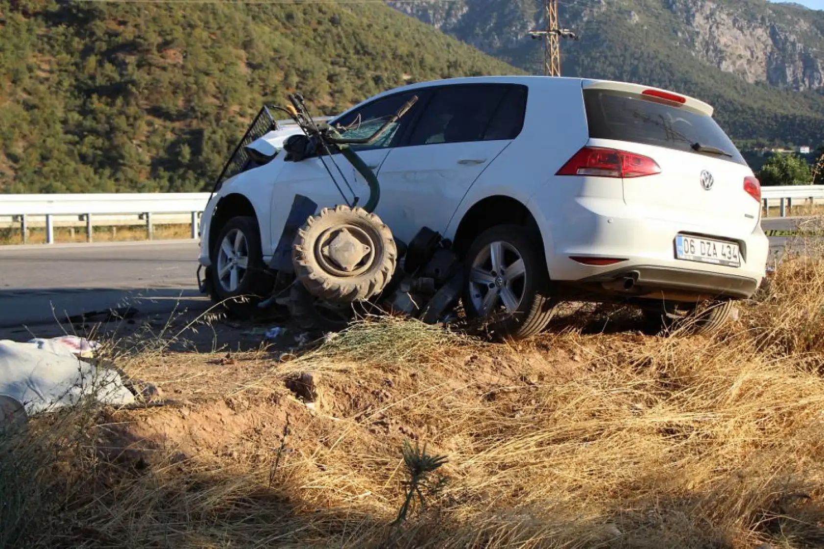Otomobil patpatla çarpıştı: Anne ile oğlu hayatını kaybetti