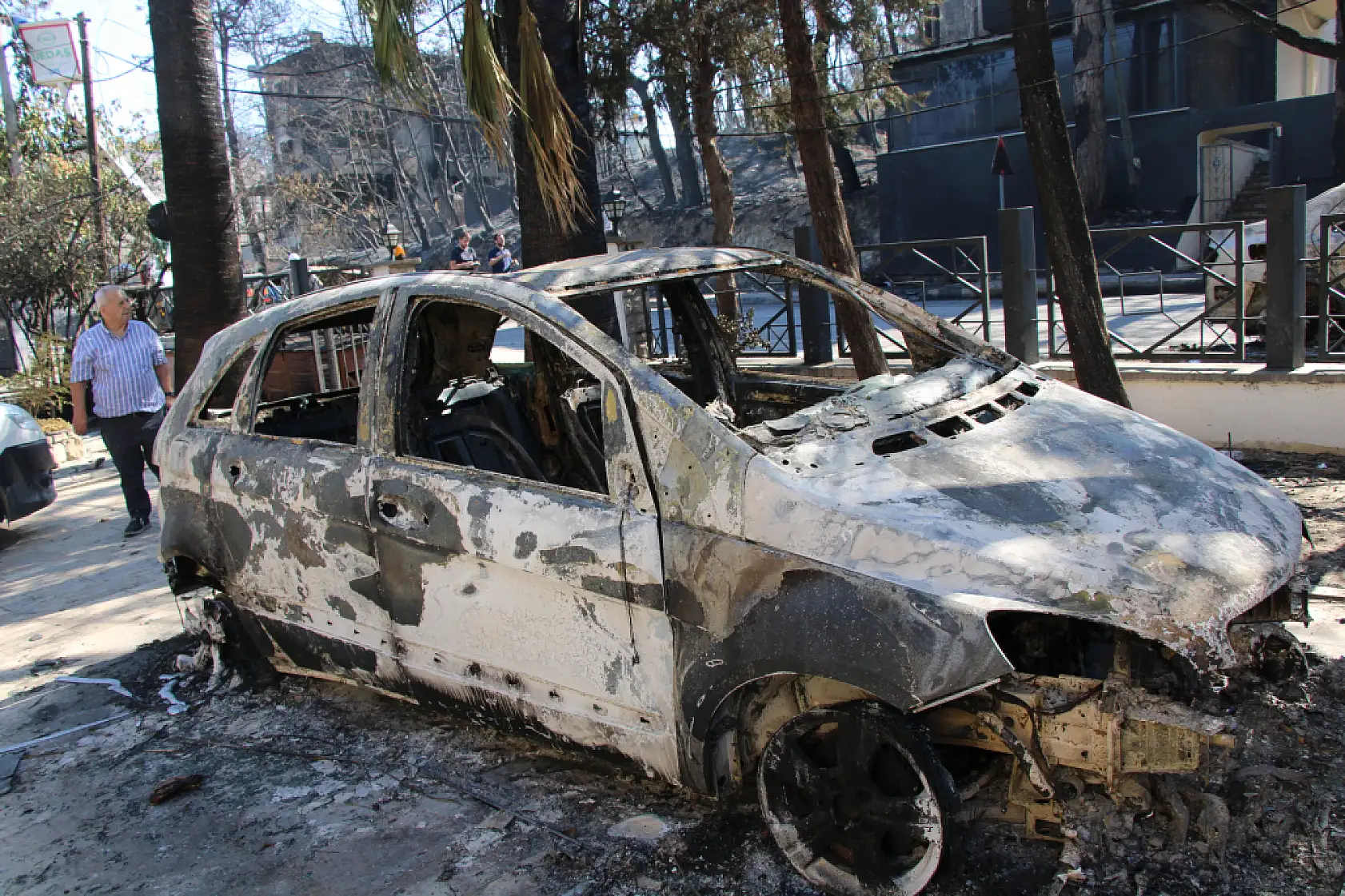 Çanakkale'de yanan villalar sabahın ilk ışıklarıyla görüntülendi