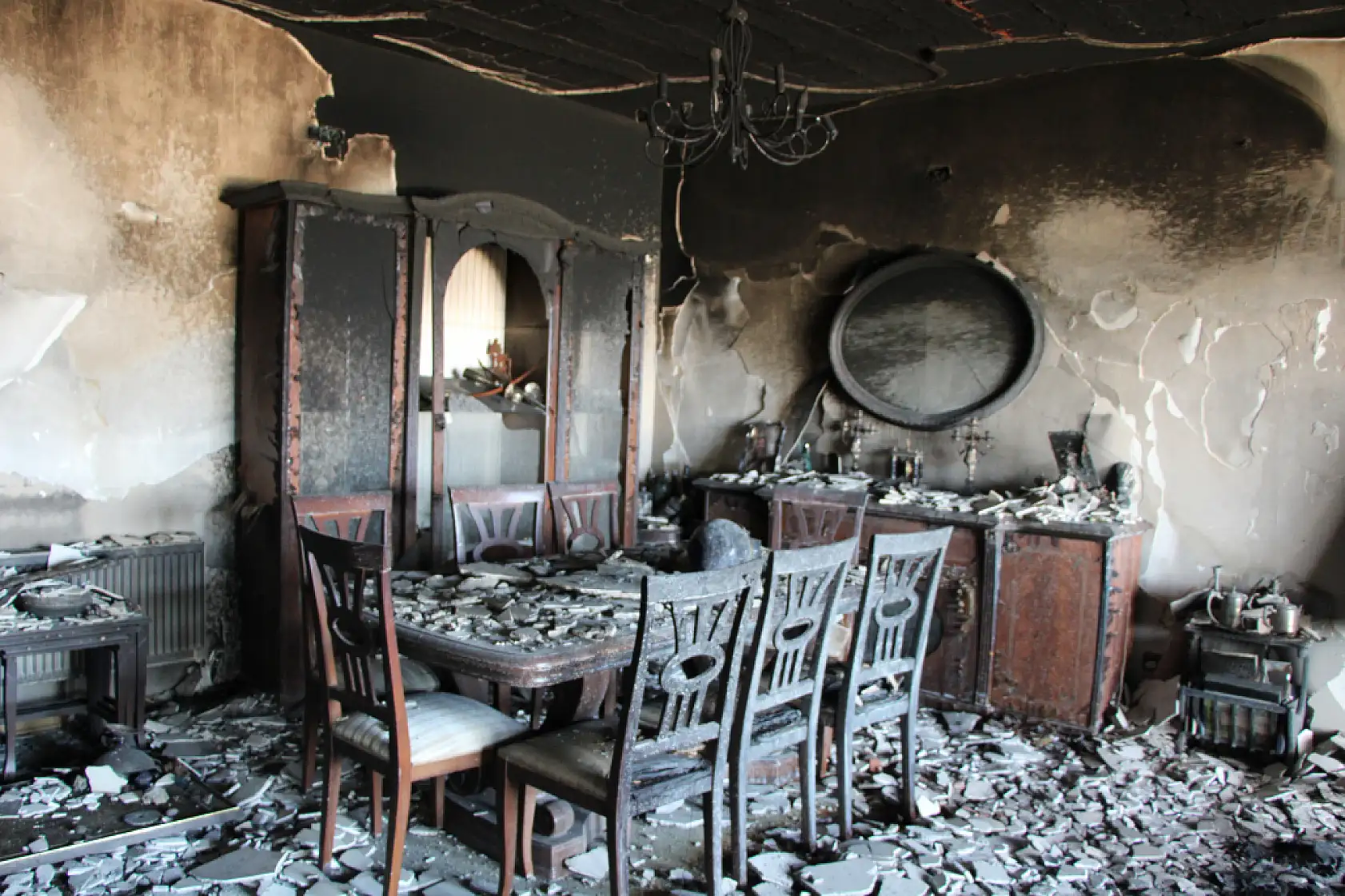 Çanakkale'de yanan villalar sabahın ilk ışıklarıyla görüntülendi