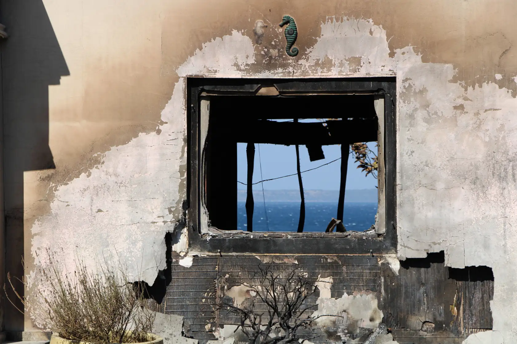 Çanakkale'de yanan villalar sabahın ilk ışıklarıyla görüntülendi