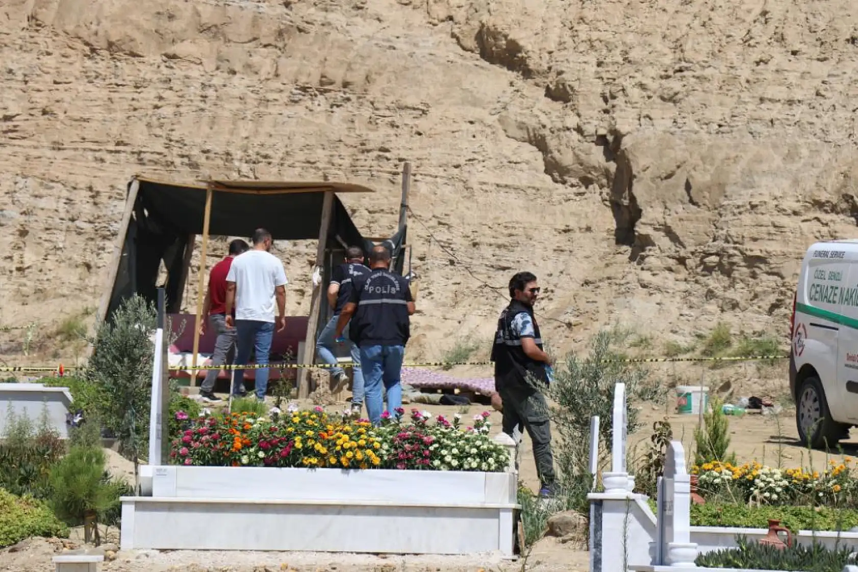 Mezarlıkta yaşayan adam, mezarcılar tarafından ölü bulundu