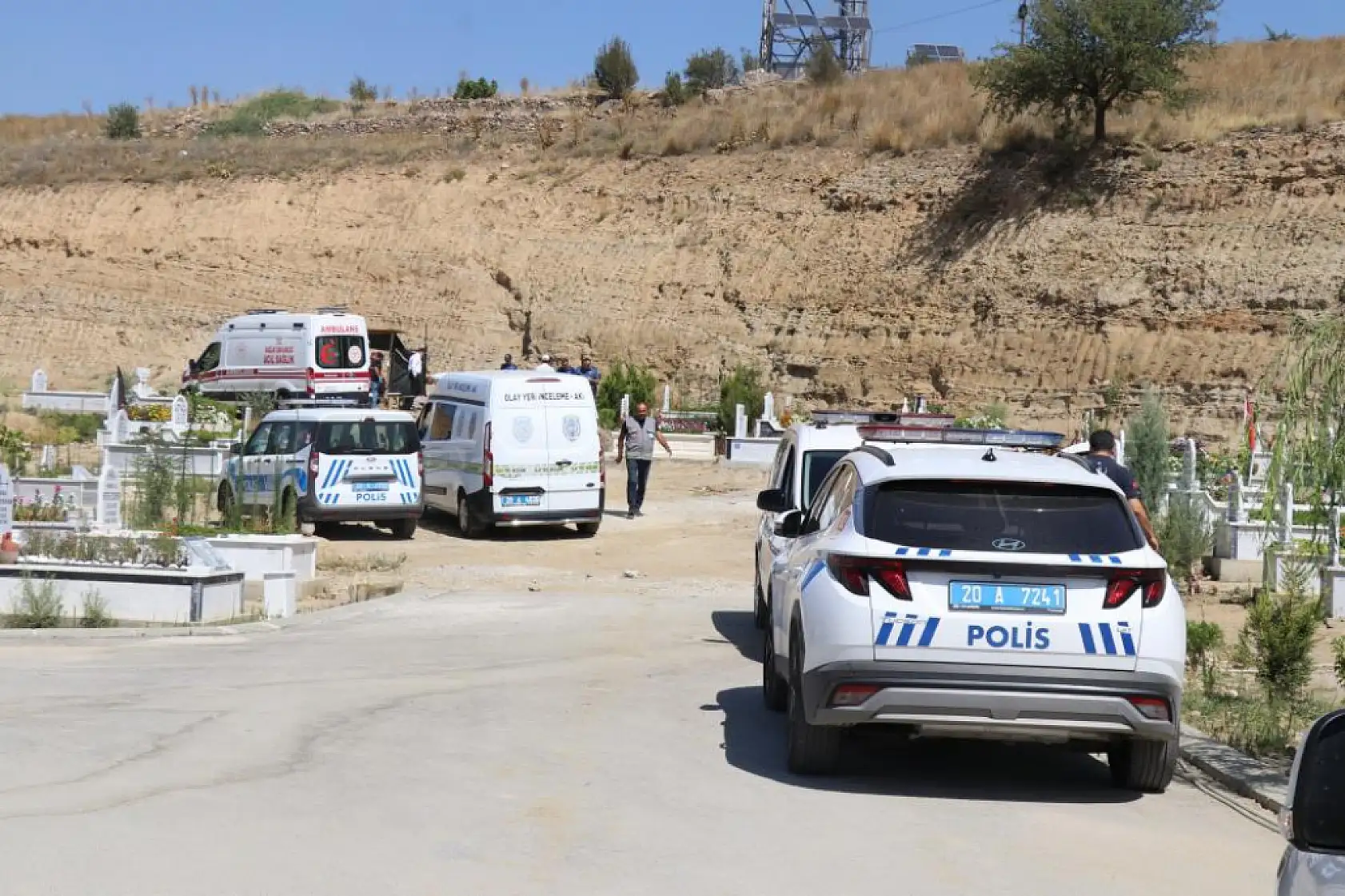 Mezarlıkta yaşayan adam, mezarcılar tarafından ölü bulundu