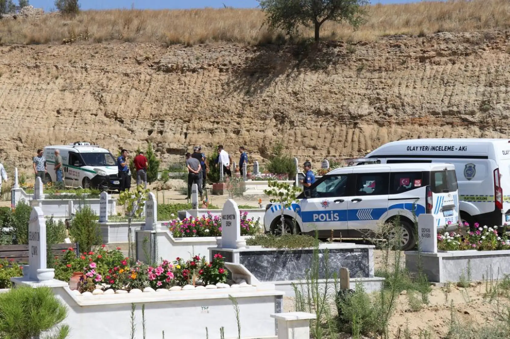 Mezarlıkta yaşayan adam, mezarcılar tarafından ölü bulundu