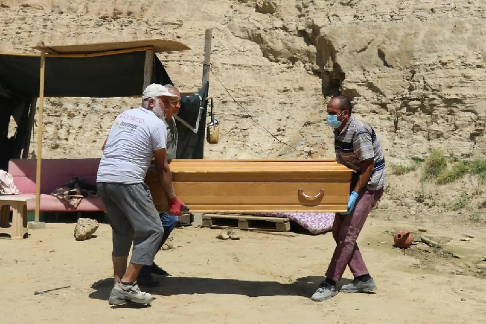 Mezarlıkta yaşayan adam, mezarcılar tarafından ölü bulundu