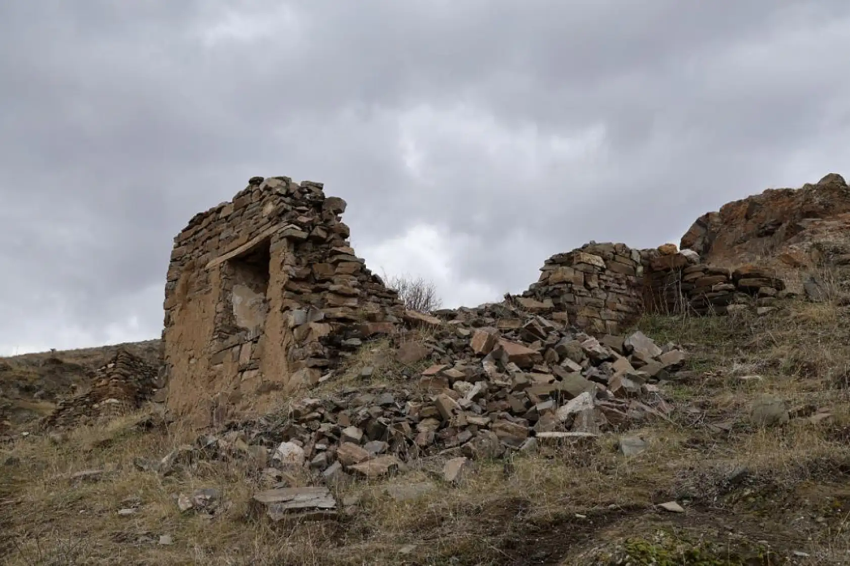 Cinlerin sardığı söylentisi sonrası terk edilen köyde sabahlamak istedi, besmeleler çekerek terk edilmiş evlere girdi
