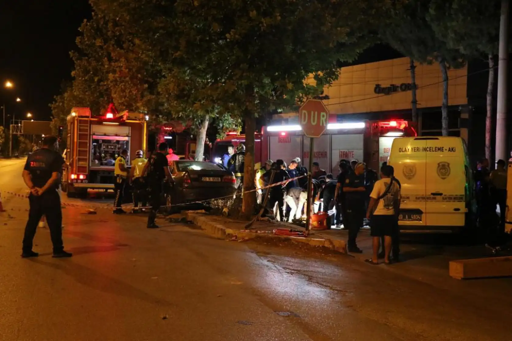 Otomobil Ağaca Çarptı: İki Genç Hayatını Kaybetti