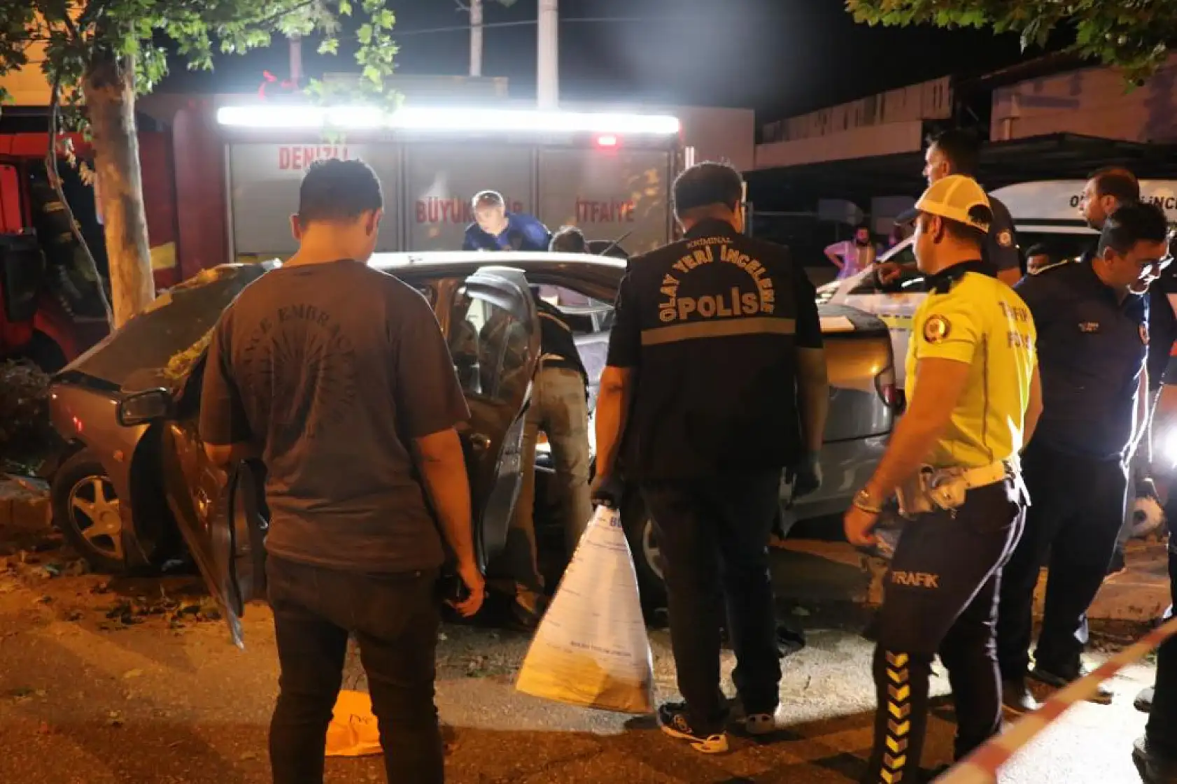 Otomobil Ağaca Çarptı: İki Genç Hayatını Kaybetti