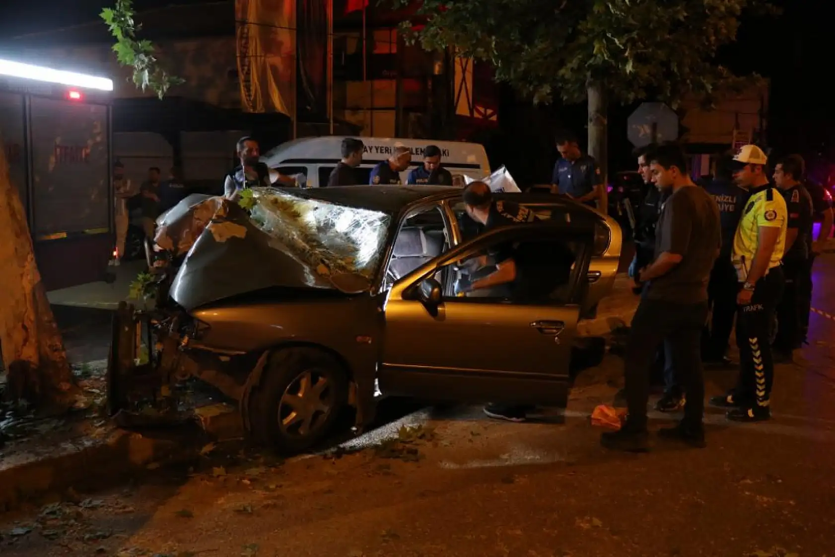 Otomobil Ağaca Çarptı: İki Genç Hayatını Kaybetti