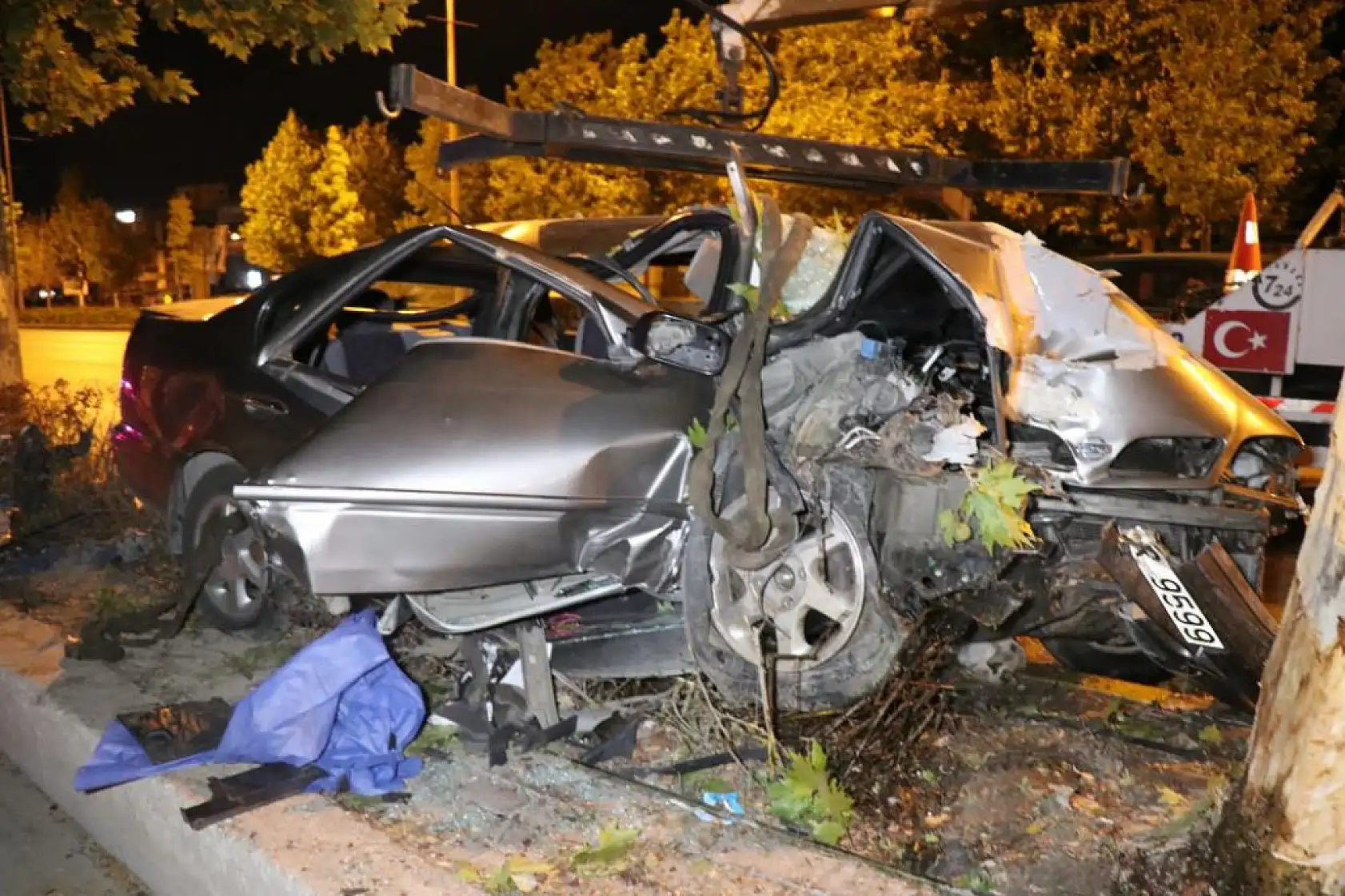 Otomobil Ağaca Çarptı: İki Genç Hayatını Kaybetti