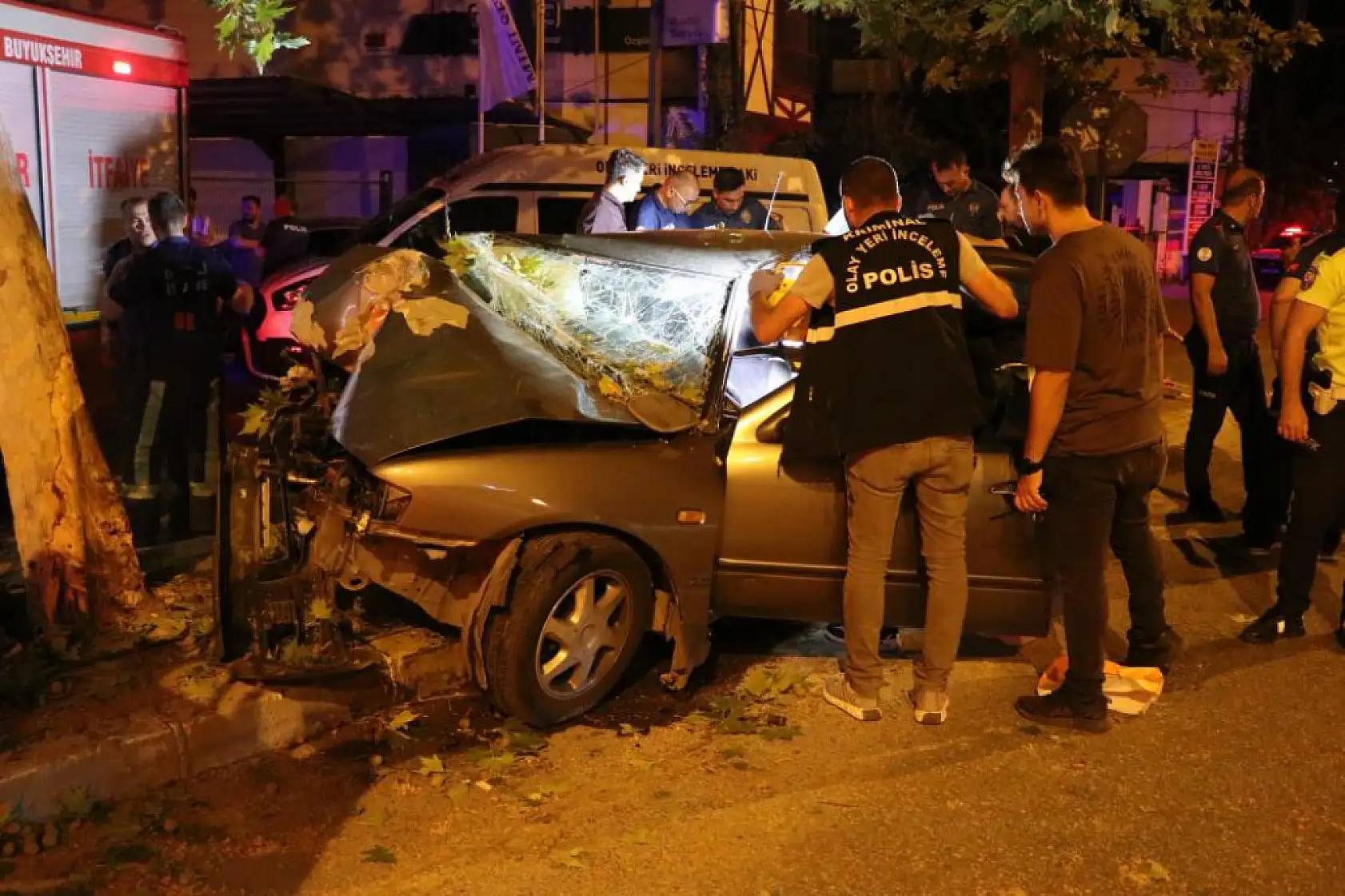 Doğum günü partisinden dönen nişanlı çift ağaca saplanan otomobilde can verdi
