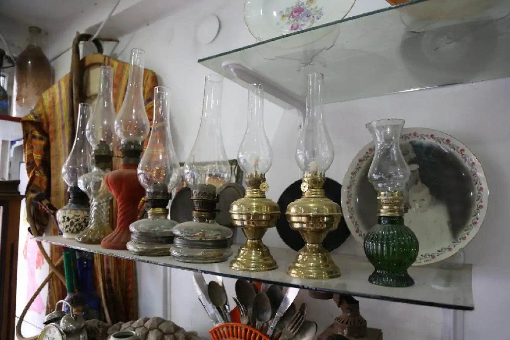 Eşine eski eşyaları topladığı için kızıyordu, şimdi antikacı oldu