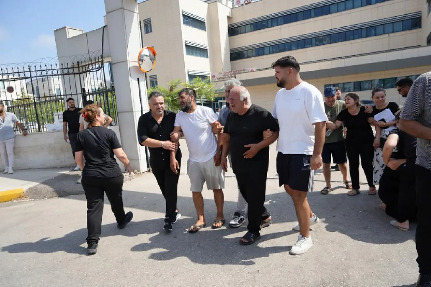 Pastane cinayetinde öldürülen gencin abisinin feryatları yürekleri yaktı: 'Abi ben geliyorum de ne olur'