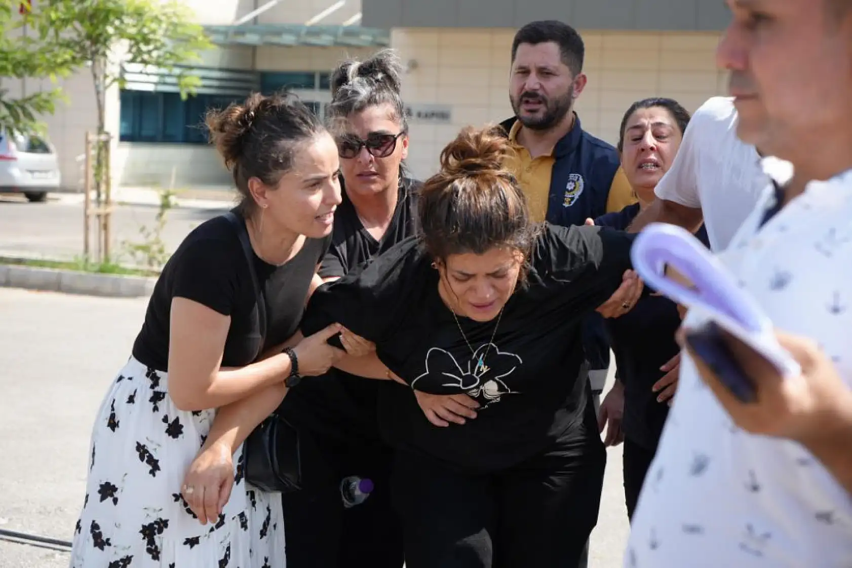 Pastane cinayetinde öldürülen gencin abisinin feryatları yürekleri yaktı: 'Abi ben geliyorum de ne olur'