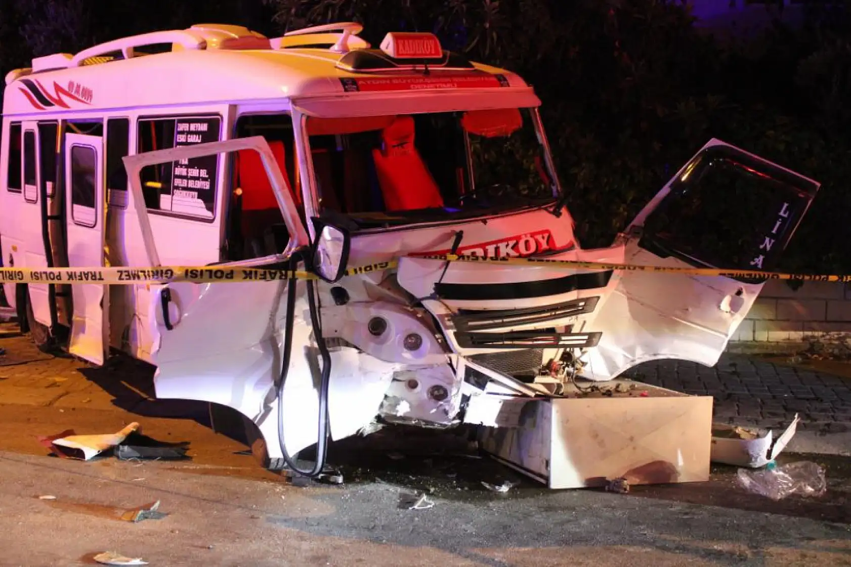 Aydın'da Feci Kaza: Minibüs ile Otomobil Çarpıştı, 11 Yaralı