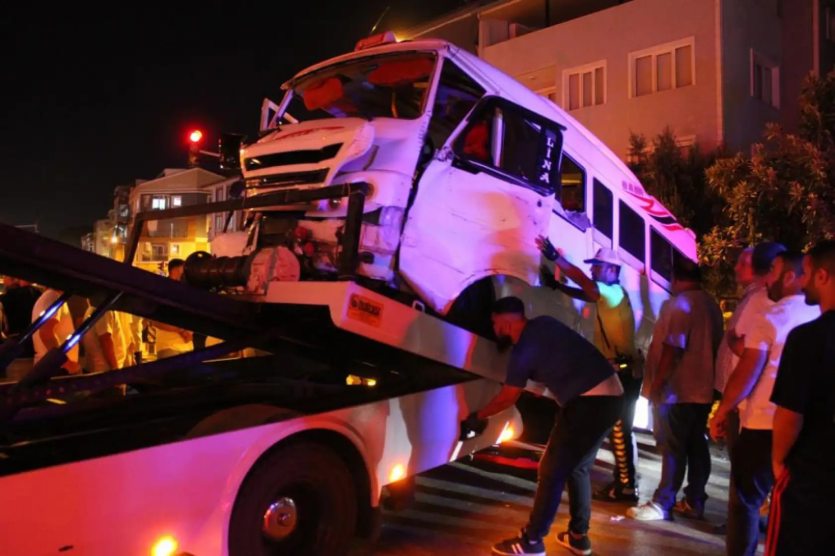 Aydın'da Feci Kaza: Minibüs ile Otomobil Çarpıştı, 11 Yaralı