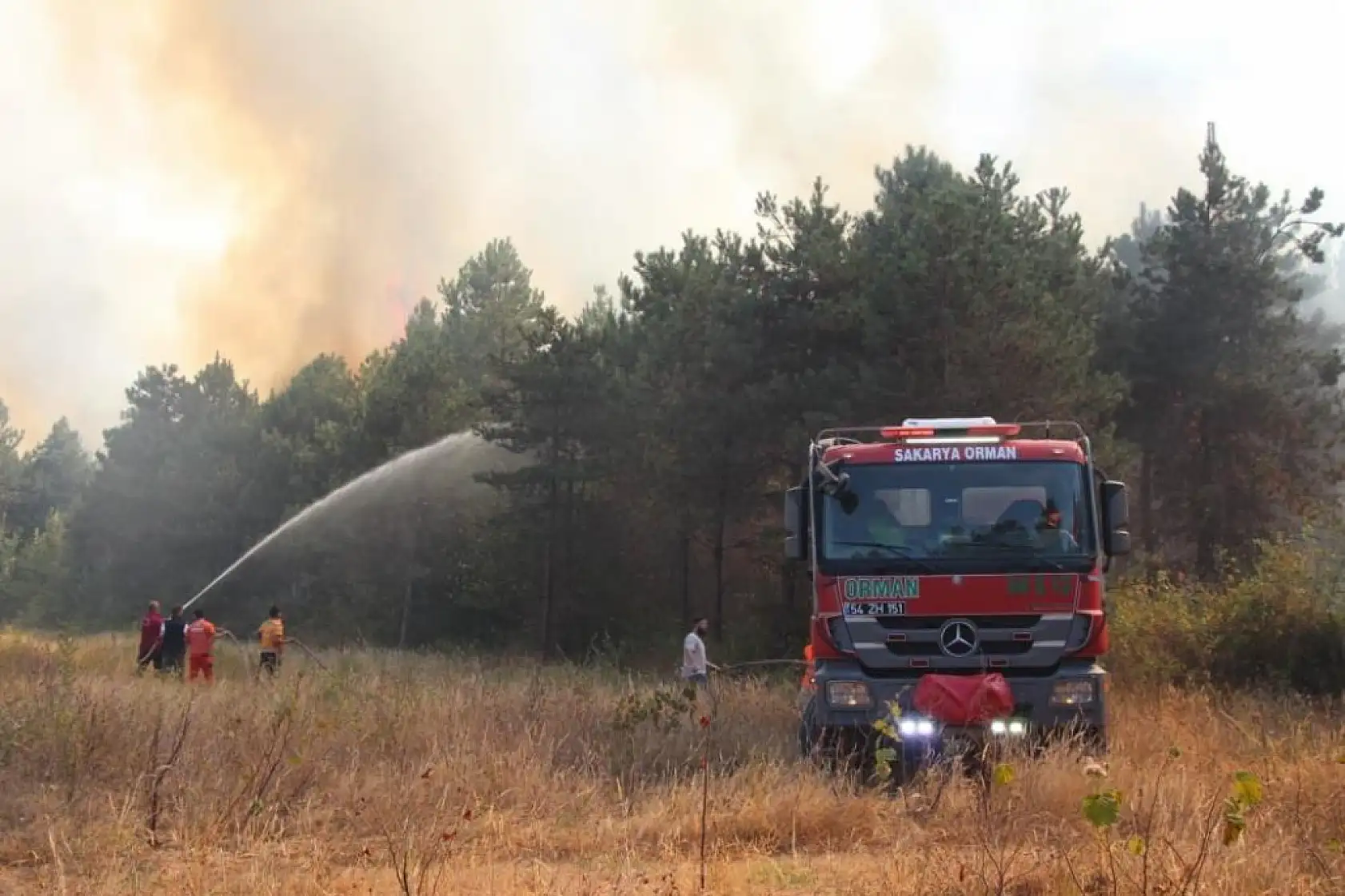 Ayağının kırık olmasına aldırmadı, yangın için seferber oldu
