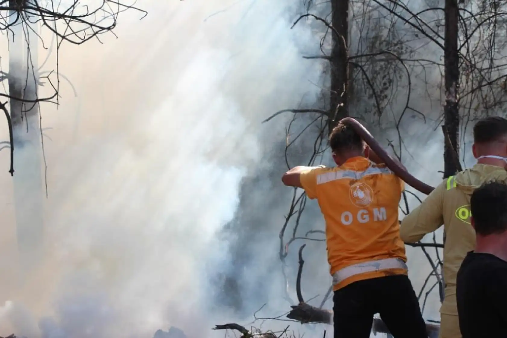 Ayağının kırık olmasına aldırmadı, yangın için seferber oldu