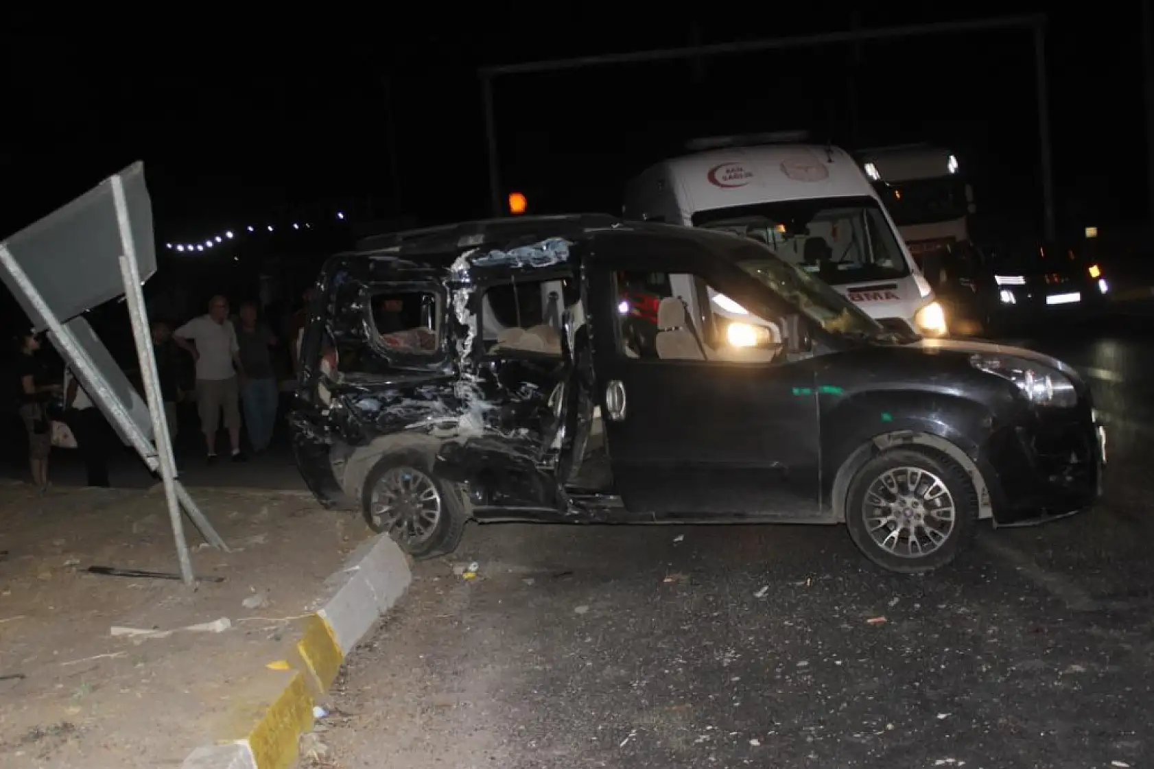 İzmir-Ankara Karayolu'nda Feci Kaza: 1 Ölü, 2'si Ağır 8 Yaralı